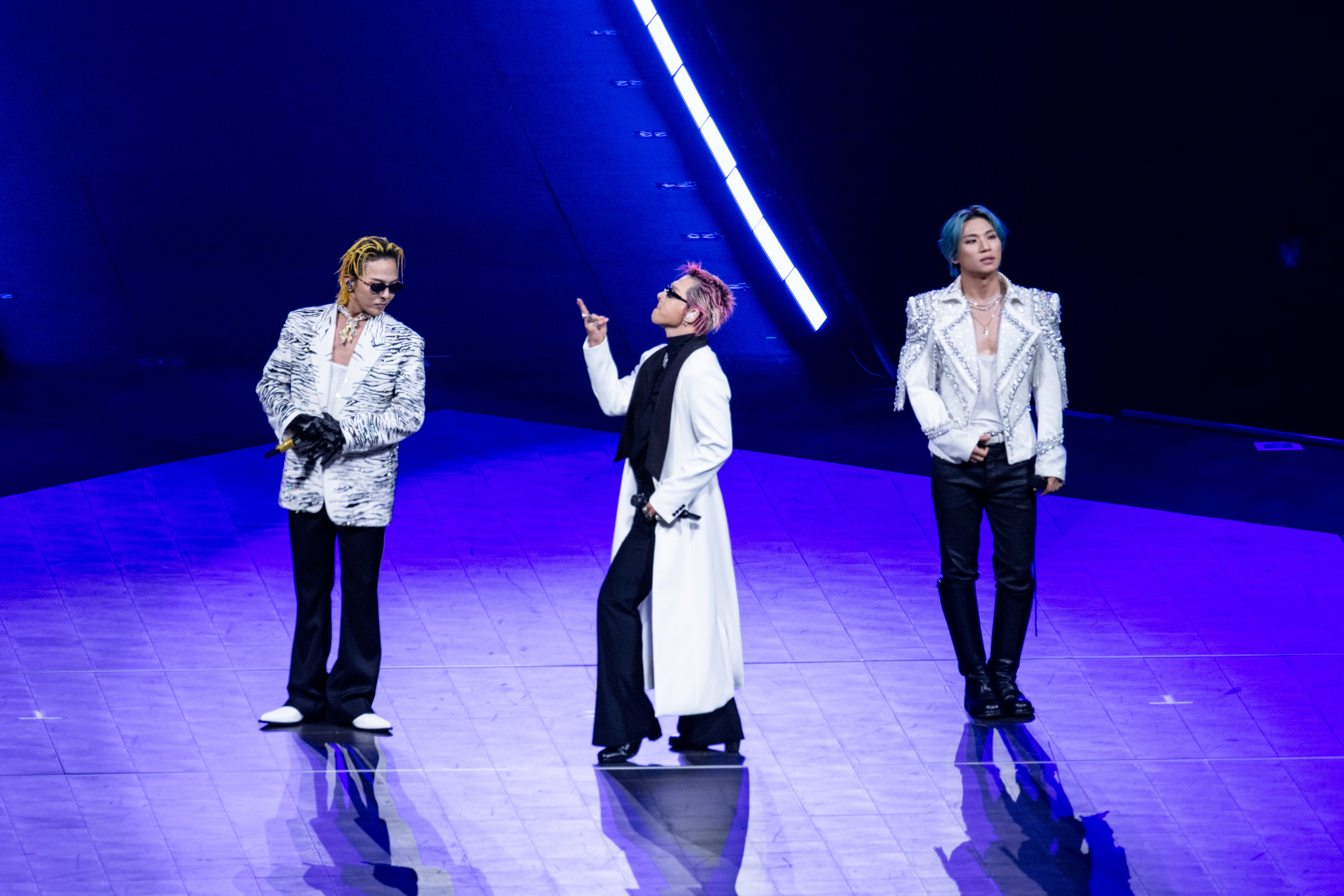 BIGBANG因新歌〈BiiiG〉聊起「大」的話題,GD問太陽「你大嗎」,太陽笑回自己有很大的能量和愛,3人即興鬥嘴逗樂全場。(讀者提供)