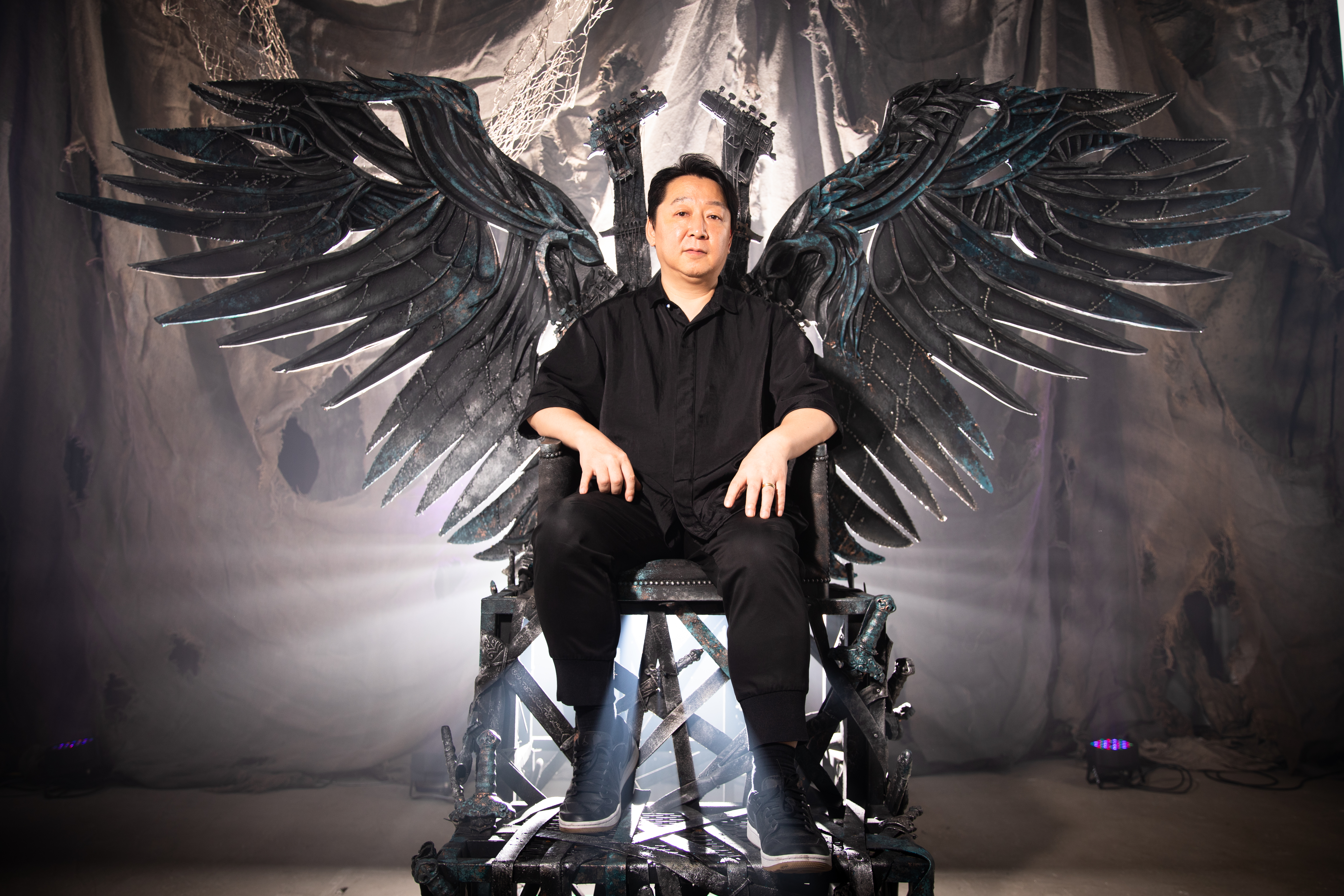 韓國 YOUJAM STUDIO 社長暨資深導演柳在憲坐上自己設計的「王者之座」拍照,笑說:「我沒有當過王,不知道該怎麼擺姿勢。」直率反應笑翻眾人。