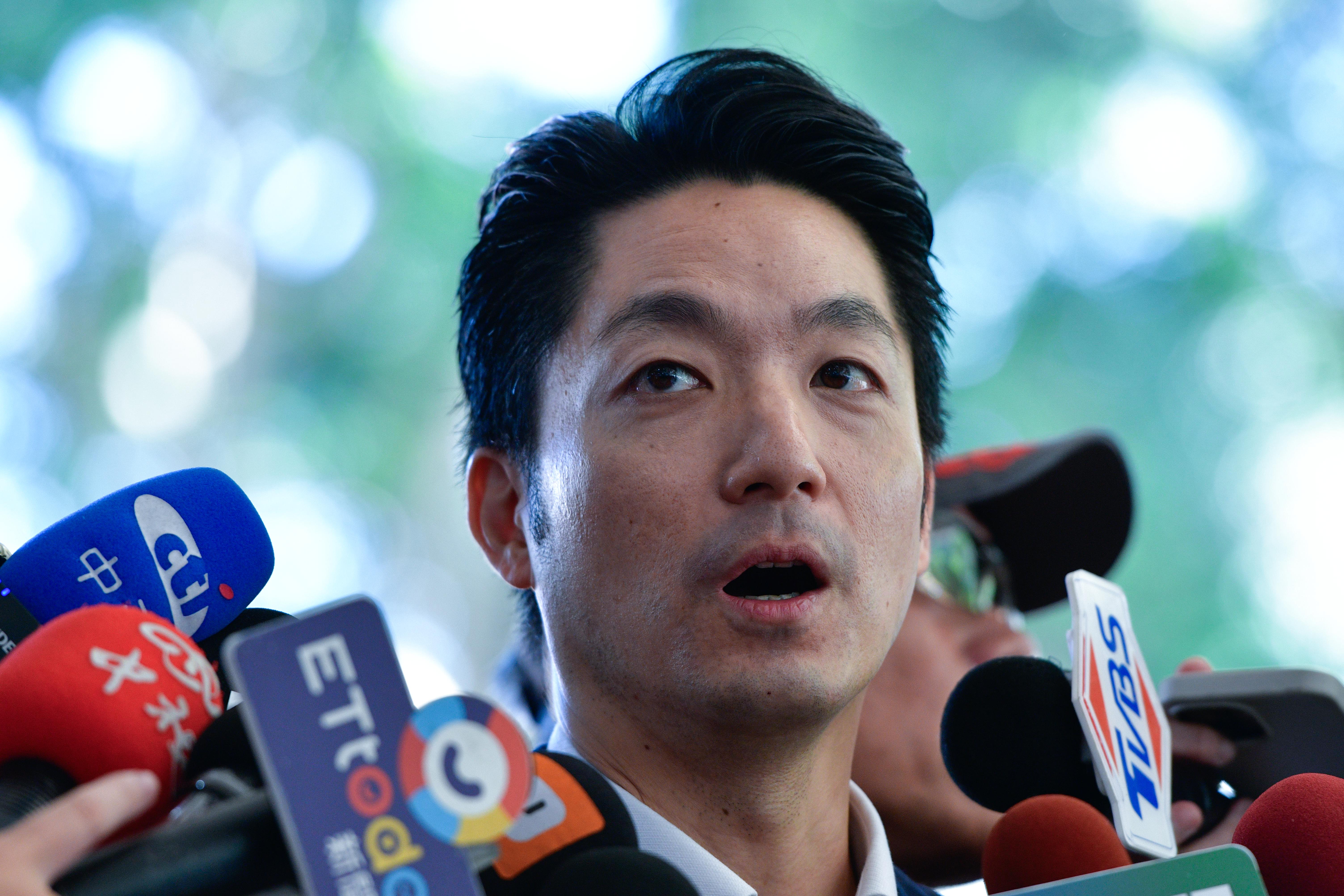 蔣萬安對於辯論場數的說法前後不一引發綠營質疑。(鏡報李智為)