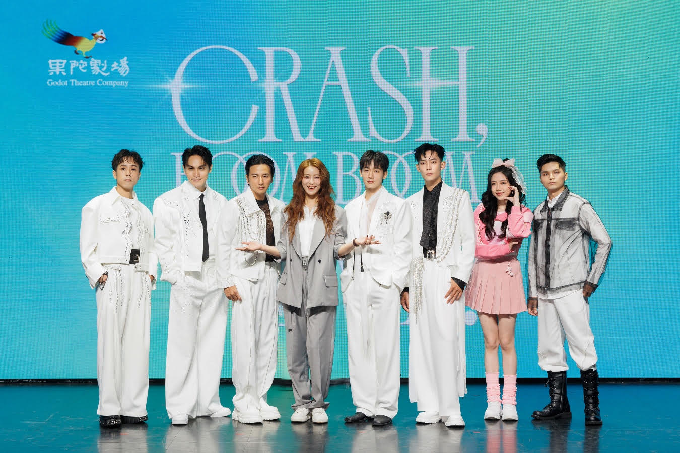 果陀劇場10日舉辦全新原創演唱會音樂劇《Crash, Boom Boom Love!》卡司亮相暨開售記者會,楊奇煜、賴雅妍、小樂吳思賢、周定緯、高胥崴、安勍、張宇勝及黃盛煜等八位主要卡司首度公開合體。(楷模公關提供)