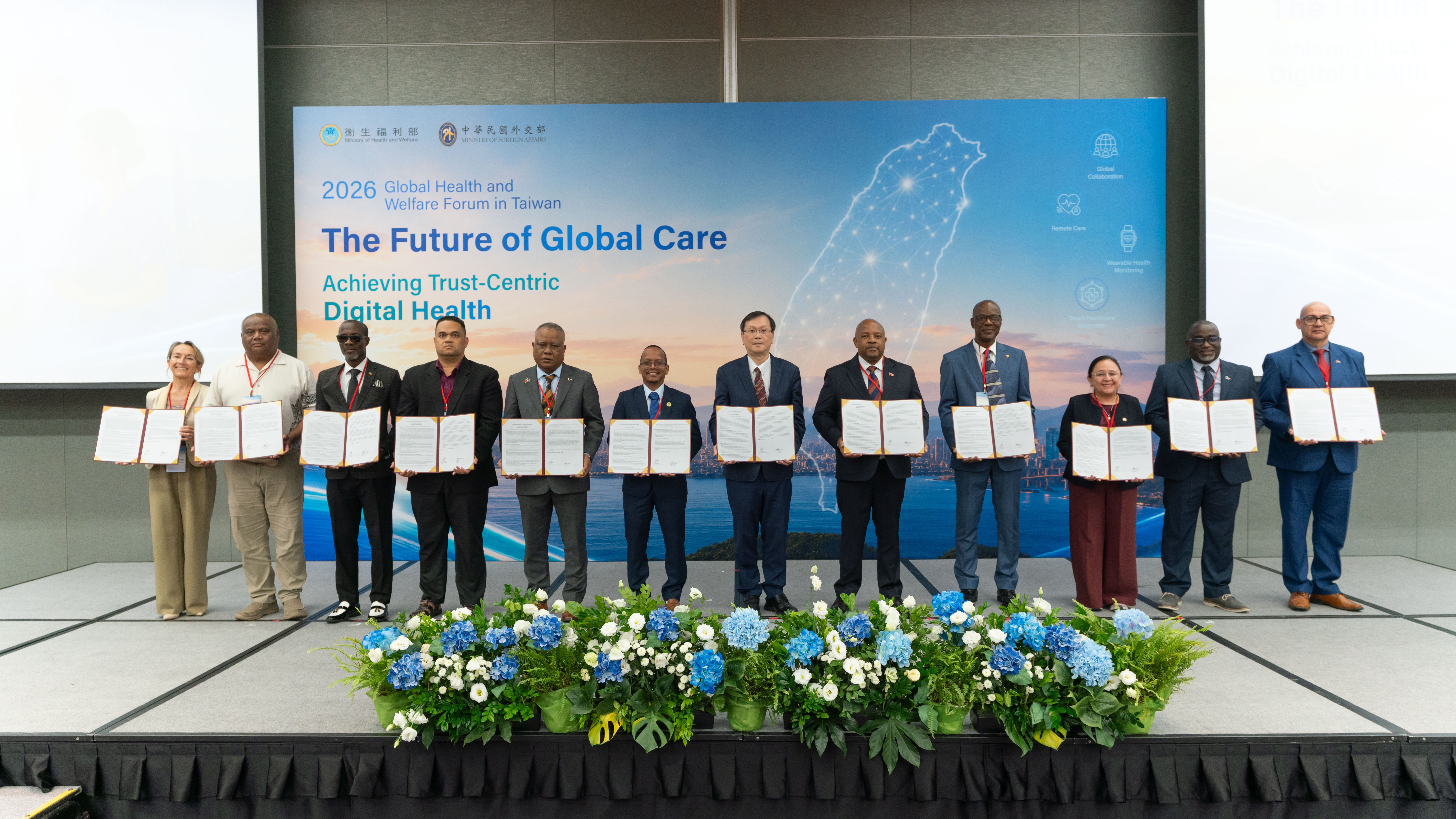 衛生福利部與外交部共同辦理之「2026臺灣全球健康福祉論壇(2026 Global Health and Welfare Forum in Taiwan)」,邀集來自貝里斯、史瓦帝尼、馬紹爾群島、吐瓦魯、帛琉、巴拉圭、聖克里斯多福及尼維斯、聖露西亞、聖文森、瓜地馬拉、菲律賓及以色列等12國26位衛生部部次長及醫衛高階官員來臺交流。(圖/衛福部)