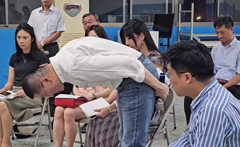 謝國樑為幼兒園虐童事件向家長們90度鞠躬道歉。(翻攝畫面)