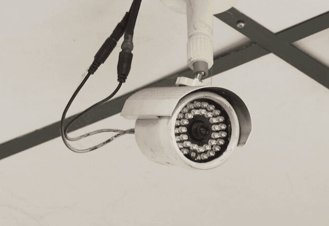 一名網友發現任職診所櫃檯底下裝設監視器。(示意圖,資料畫面)