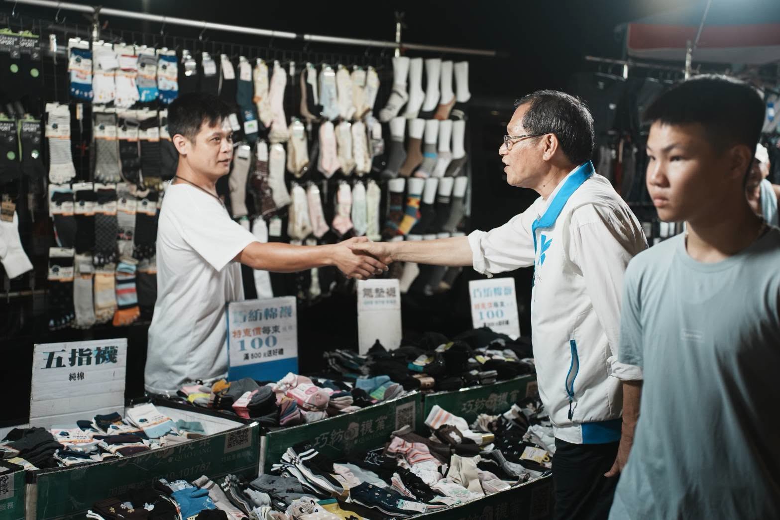 蘇清泉在臉書分享,赴潮洲愛國夜市拜票時的「突發狀況」。(翻攝蘇清泉臉書)
