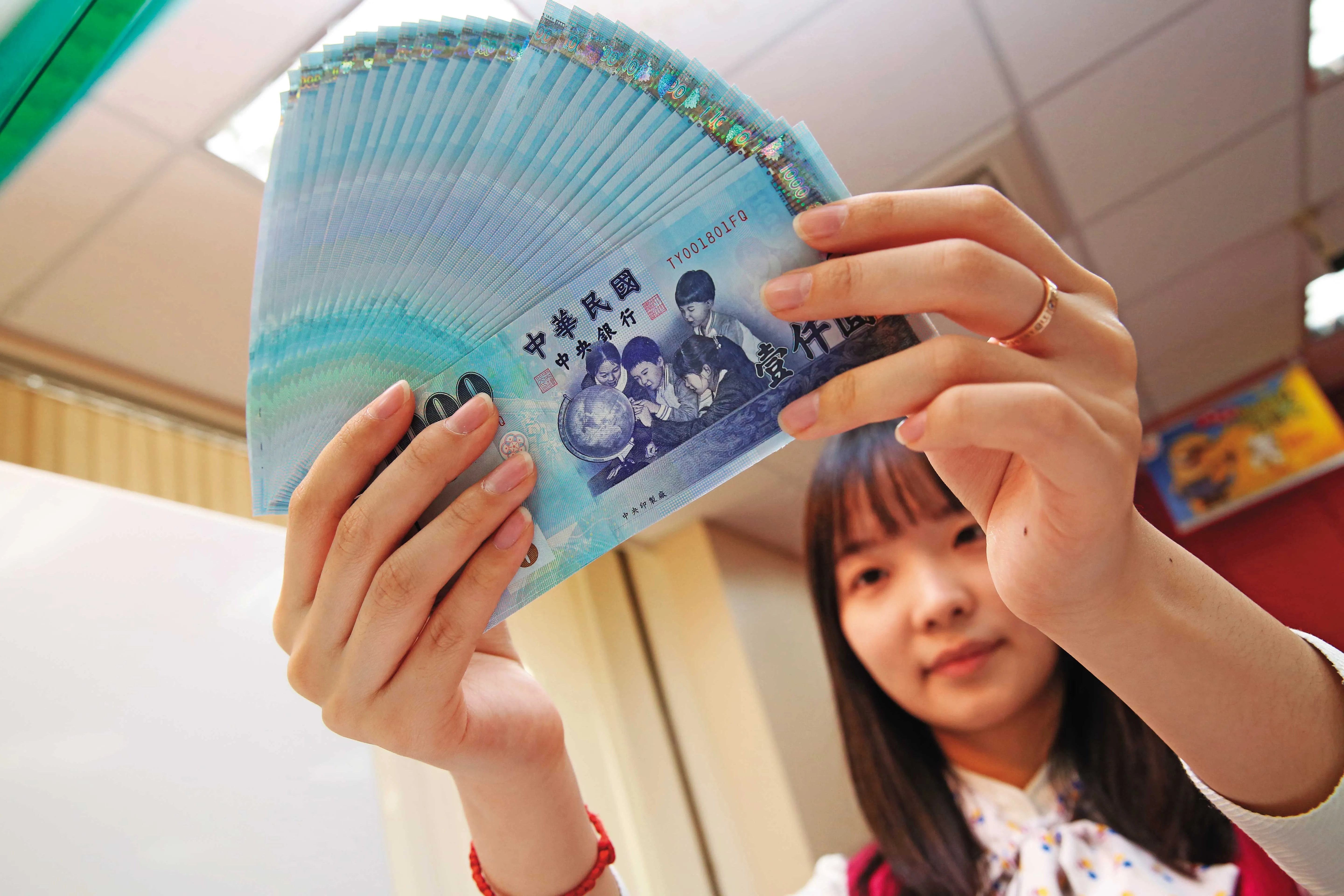普發1萬元最快1/26入帳　財政部曝初步規劃：新生兒可領到2028年