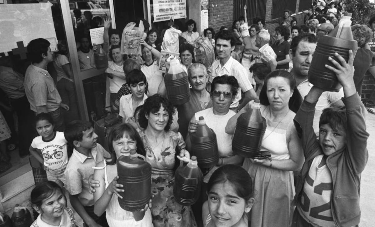 1981年西班牙毒油事件爆發後,大批民眾手持疑似遭污染的散裝食用油,前往醫療單位與相關機構,希望查明病因並討回公道。(翻攝elpais.com)