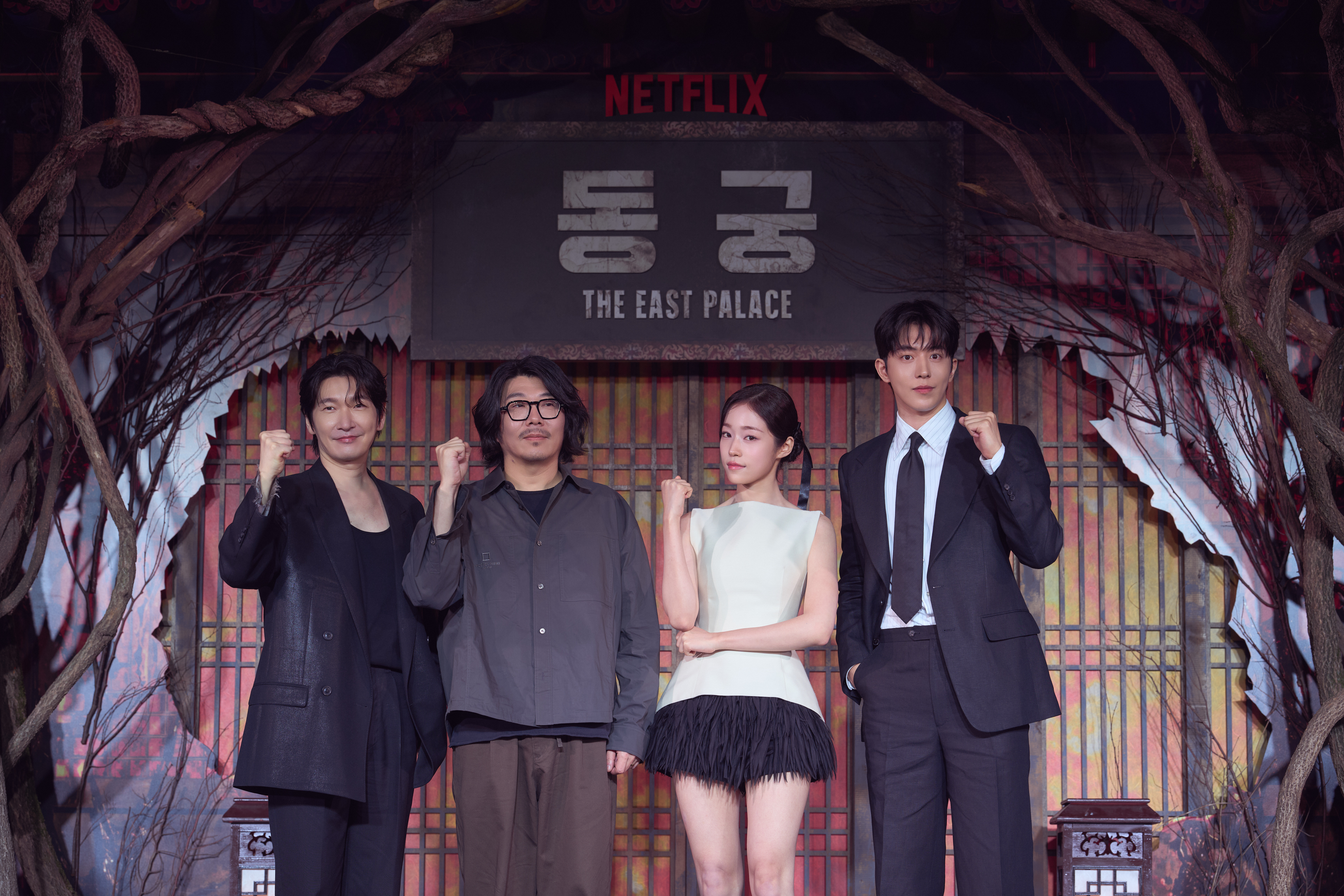 南柱赫、盧允瑞、曹承佑與導演崔正奎出席《鬼謎東宮》記者會。(Netflix提供)