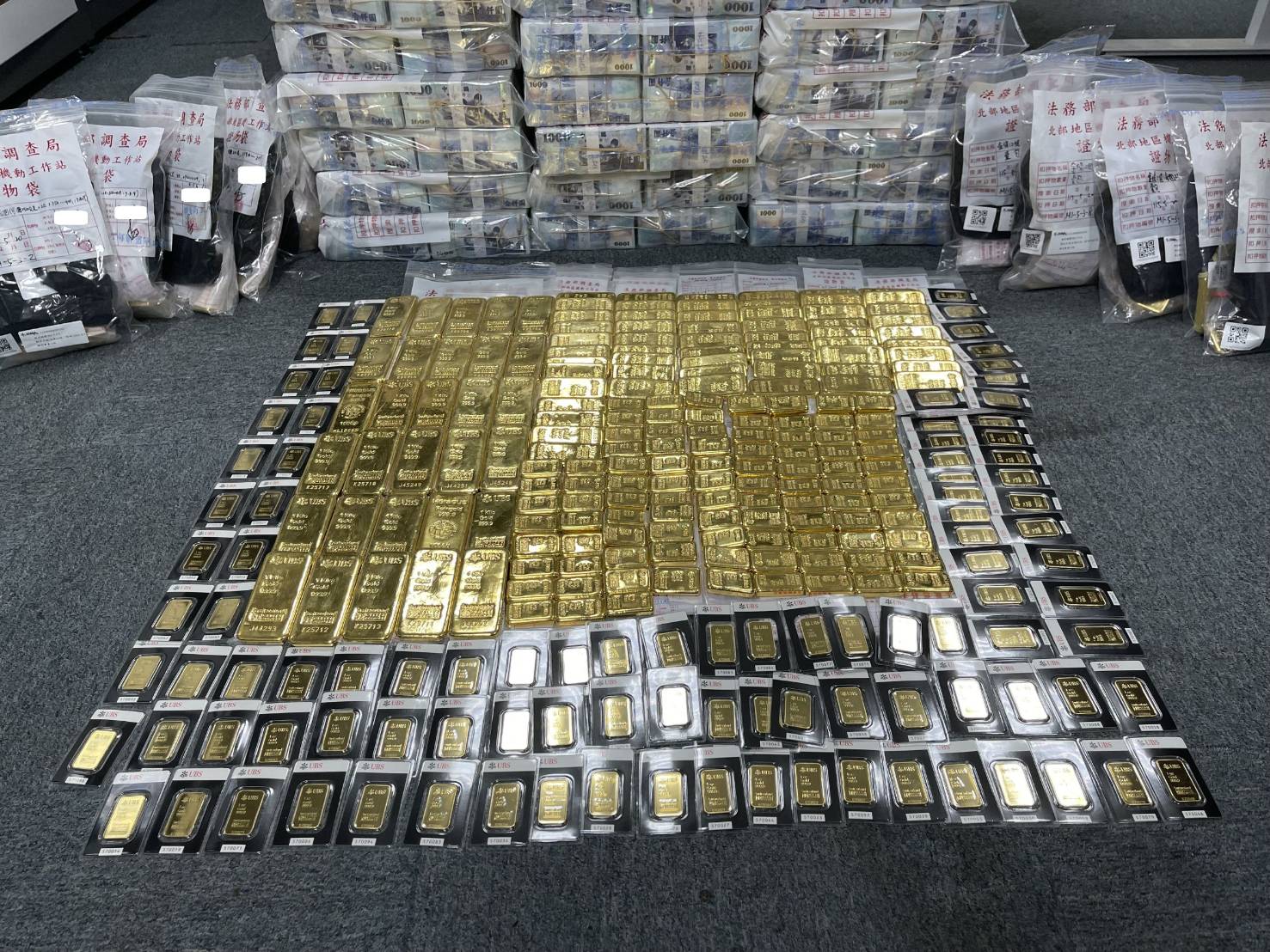 檢警在豪宅地下室查獲232公斤黃金。(檢方提供)