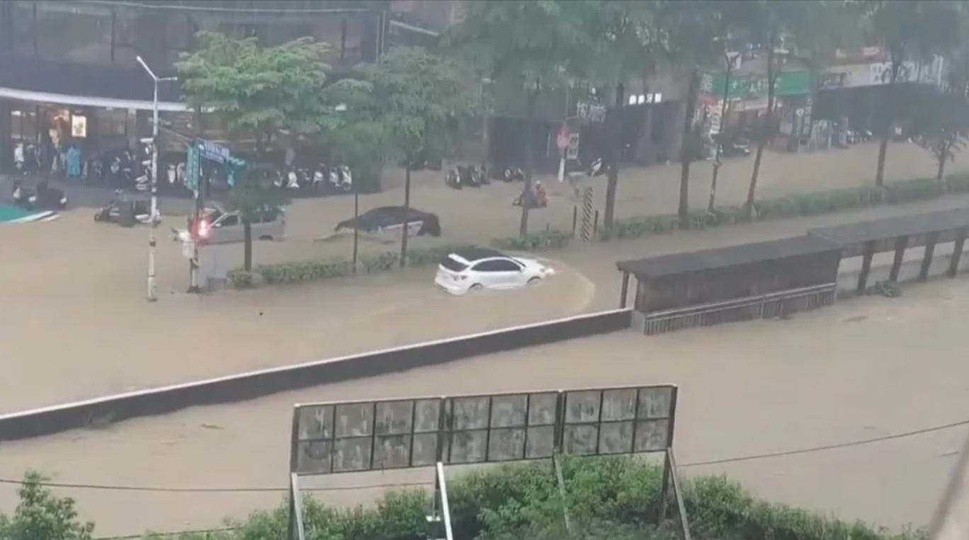 雨彈狂炸北台灣 基隆淹慘成泥河居民哀號一片