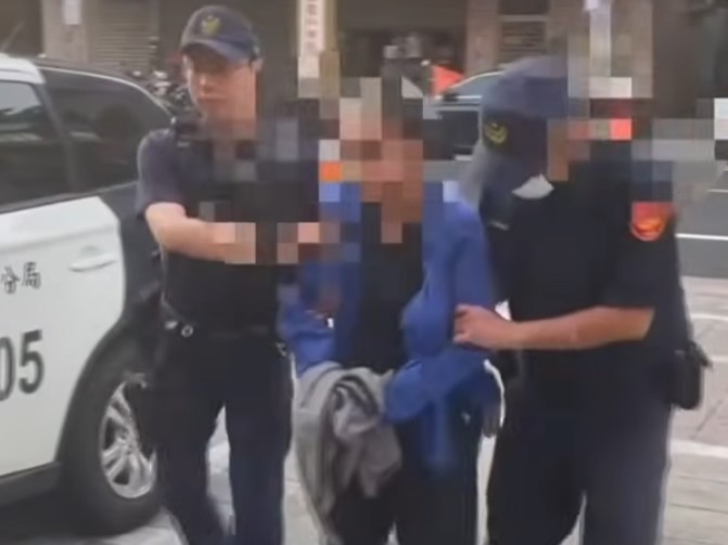 許男混入汶汶的私人棚拍活動,趁拍攝空檔持預藏刀械朝其頸部揮砍。(翻攝鏡新聞YT)