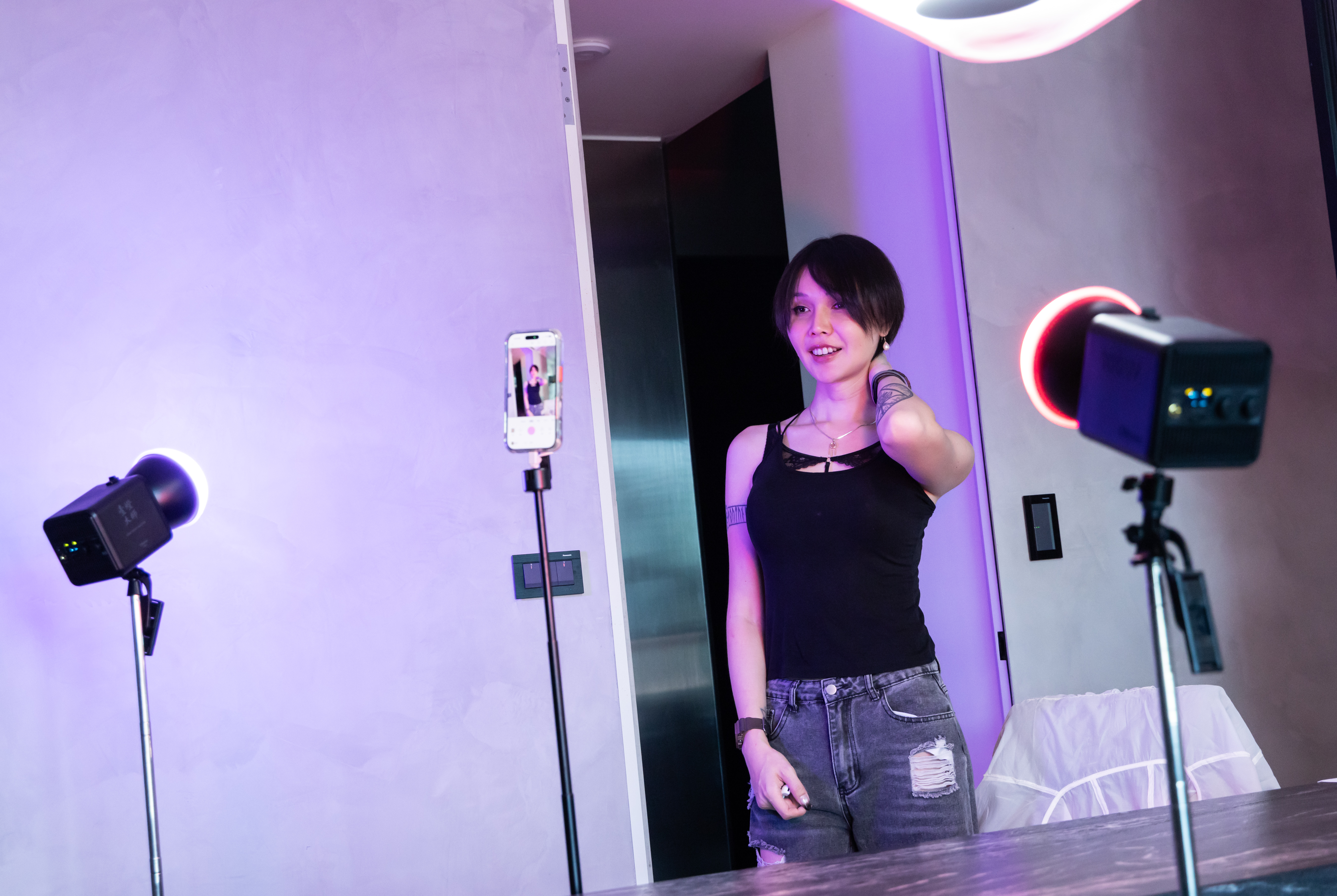 巴逆逆在家架設機器,拍攝社群影音,與ONLYFANS的付費訂閱內容。