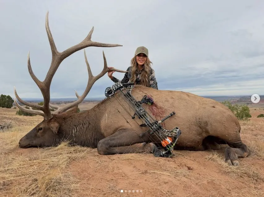 川普美女愛將「獵殺巨型麋鹿」！抓鹿角伴染血屍體燦笑　挨轟竟嗆：拿來餵飽全家