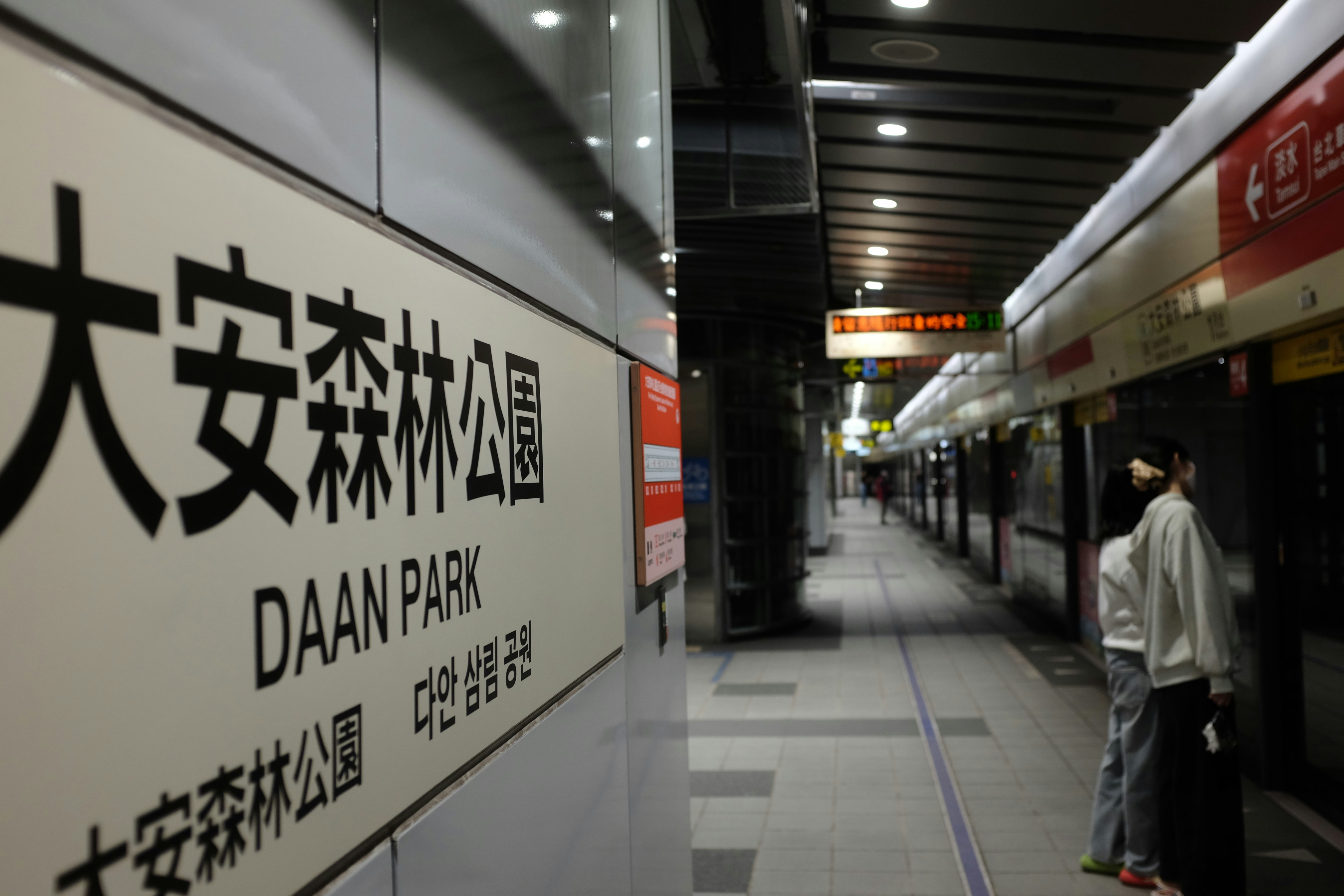沈伯洋的運動驛站政見近日引發討論,陳峙穎指出,其實大安森林公園附近目前就已經有提供置物櫃和淋浴間的業者。(示意圖,Unsplash)