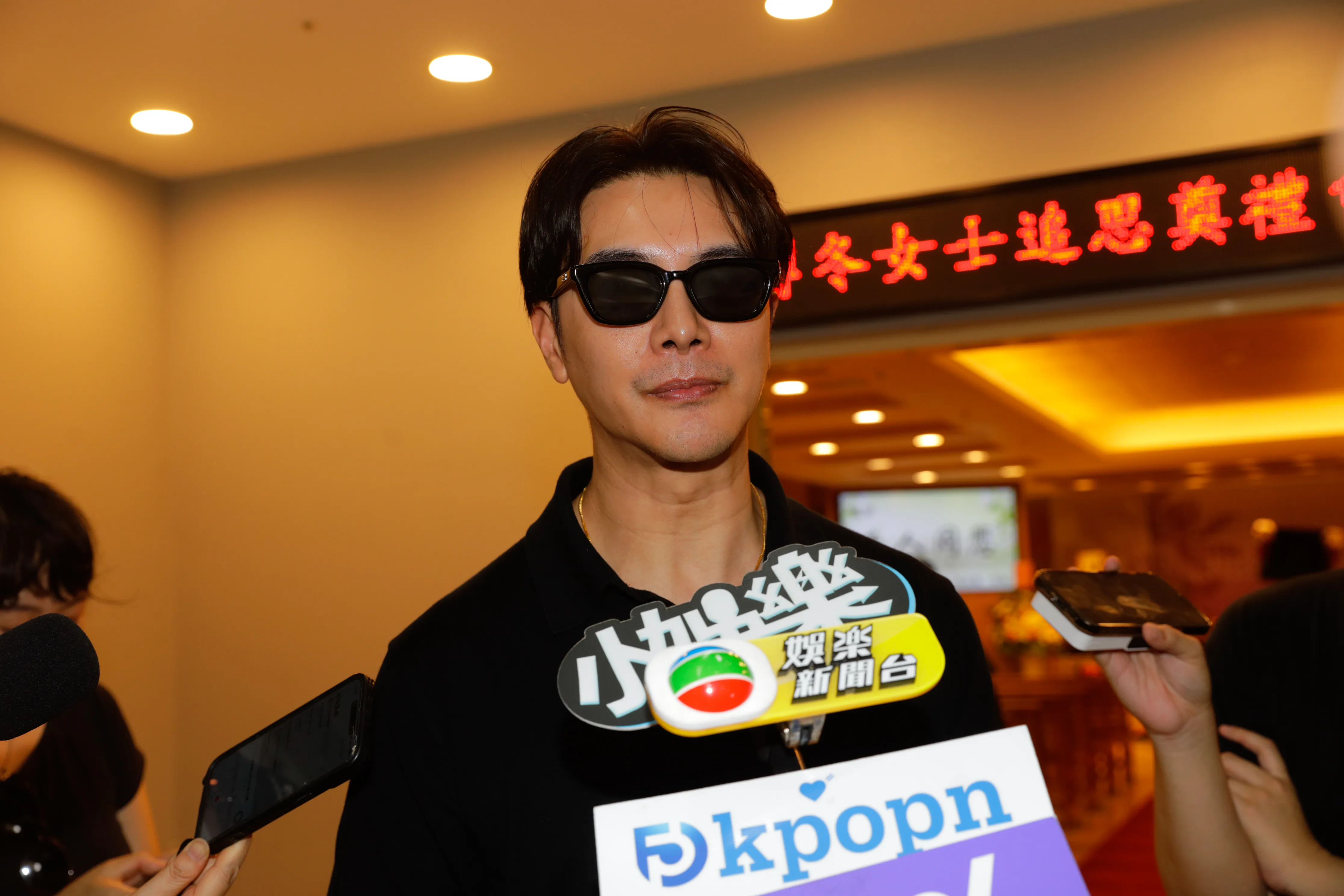王凱告別式星友齊聚　謝佳見含淚送最後一程：就當這是一場玩笑