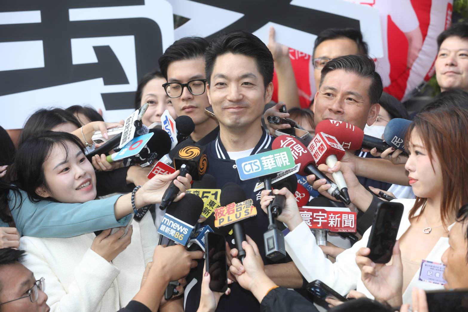 蔣萬安今被問到《颱風大作戰》遊戲的製作方,改口表示「那是團隊做的」。(鏡報林煒凱)