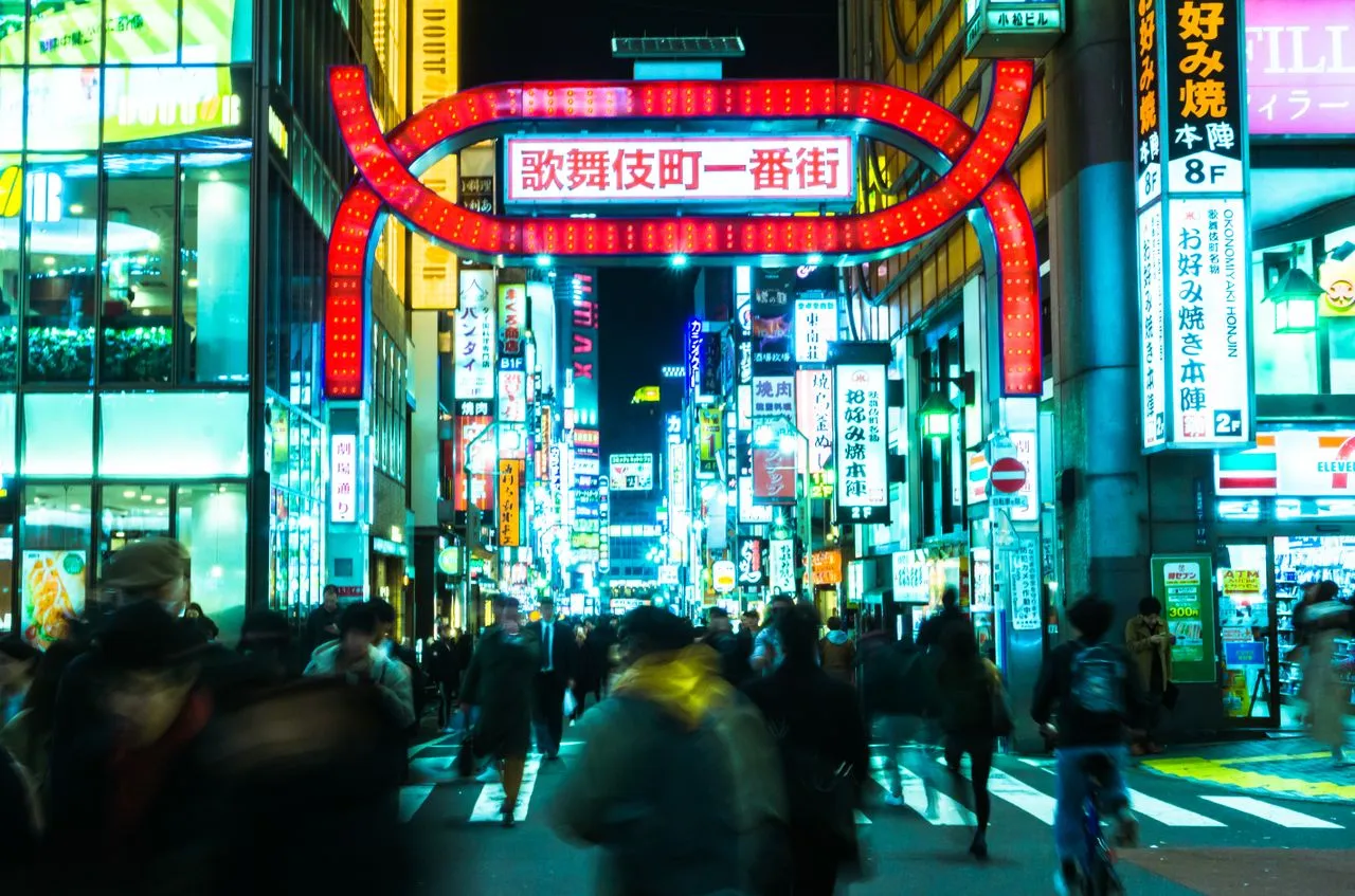 赴日旅遊當心「踢箱族」！新宿大叔狠踹外國客行李　作家嘆：排外情緒不藏了