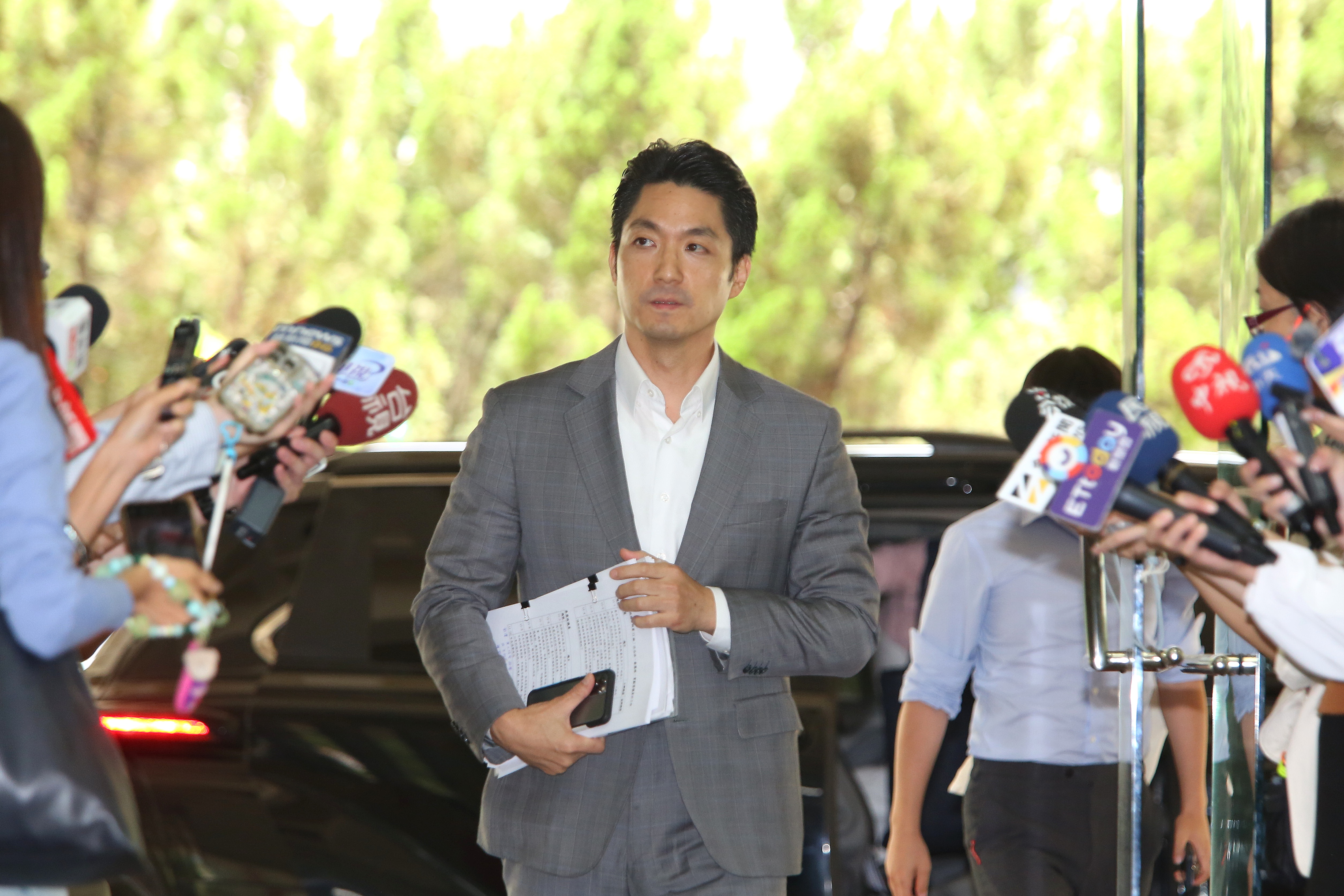 台北市長蔣萬安今日出席台北市議會市政總質詢,會前接受媒體訪問。(鏡報姜永年)