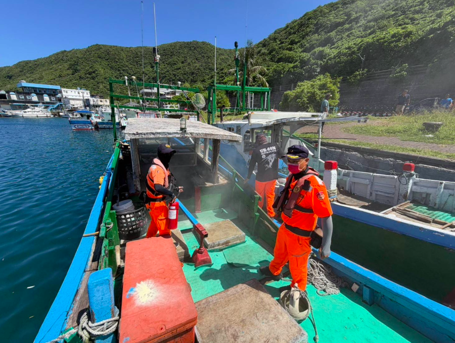 綠島漁船狂冒濃煙！海巡通報消防迅速掌控火勢　初步起火原因曝