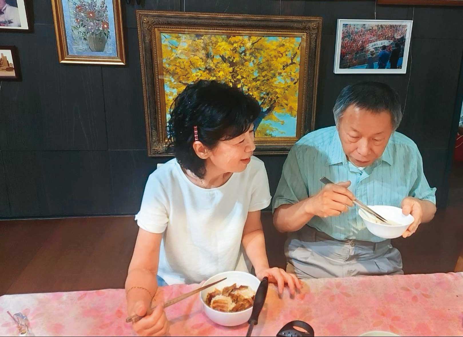 柯友人透露,柯文哲(右)交保後,柯家人希望拿回柯的發言權,陳佩琪(左)更頻繁替先生代言,臉書每週超過1篇貼文交代柯的動態。(翻攝陳佩琪臉書)