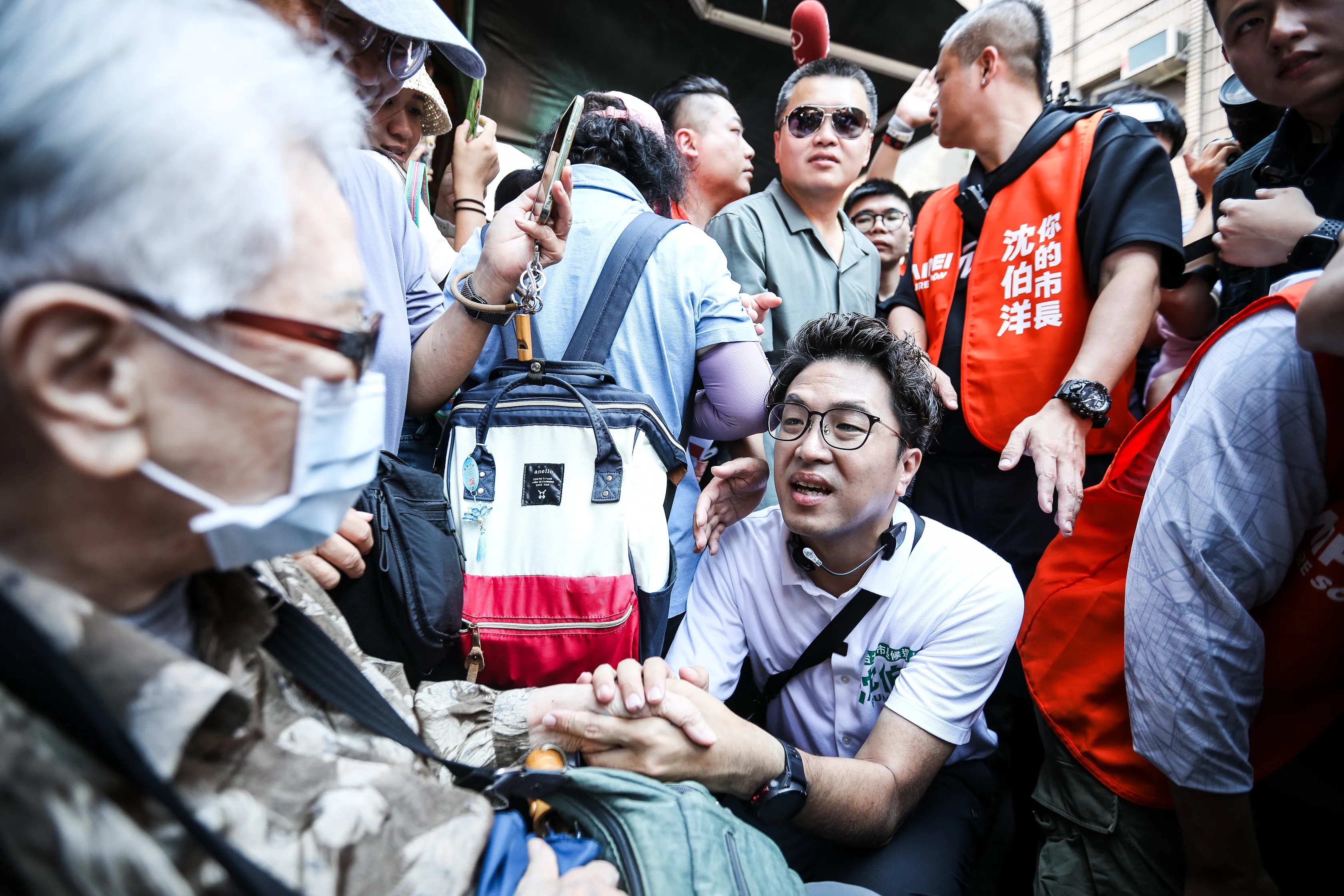沈伯洋打點滴！拜票「手被劃傷」體力透支　吳思瑤：明強制休息半天