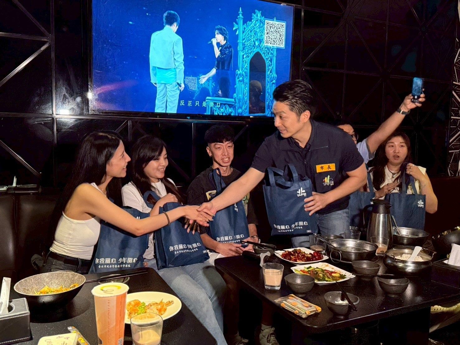 蔣萬安近日到KTV進行稽查,有民眾反映當天歡唱時間因此受影響,怒批作秀、擾民。(台北市政府提供)