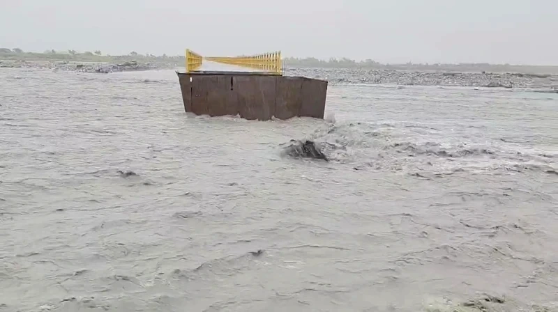 黃姓保全24日清晨冒著豪雨騎機車前往醫院輪班,途經遭洪水沖毀的「玉長便道」時不慎墜溪失聯,今尋獲遺體。(玉里鎮公所提供)