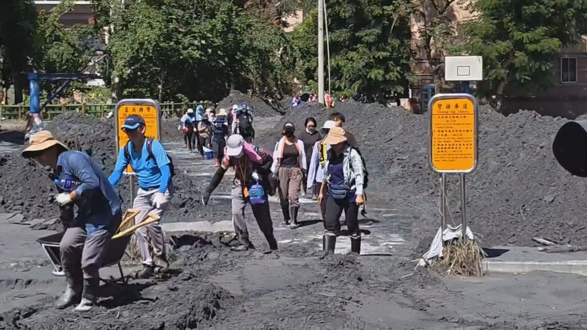 堰塞湖溢流重創光復鄉,許多鏟子超人前往救災。(示意圖,資料畫面)