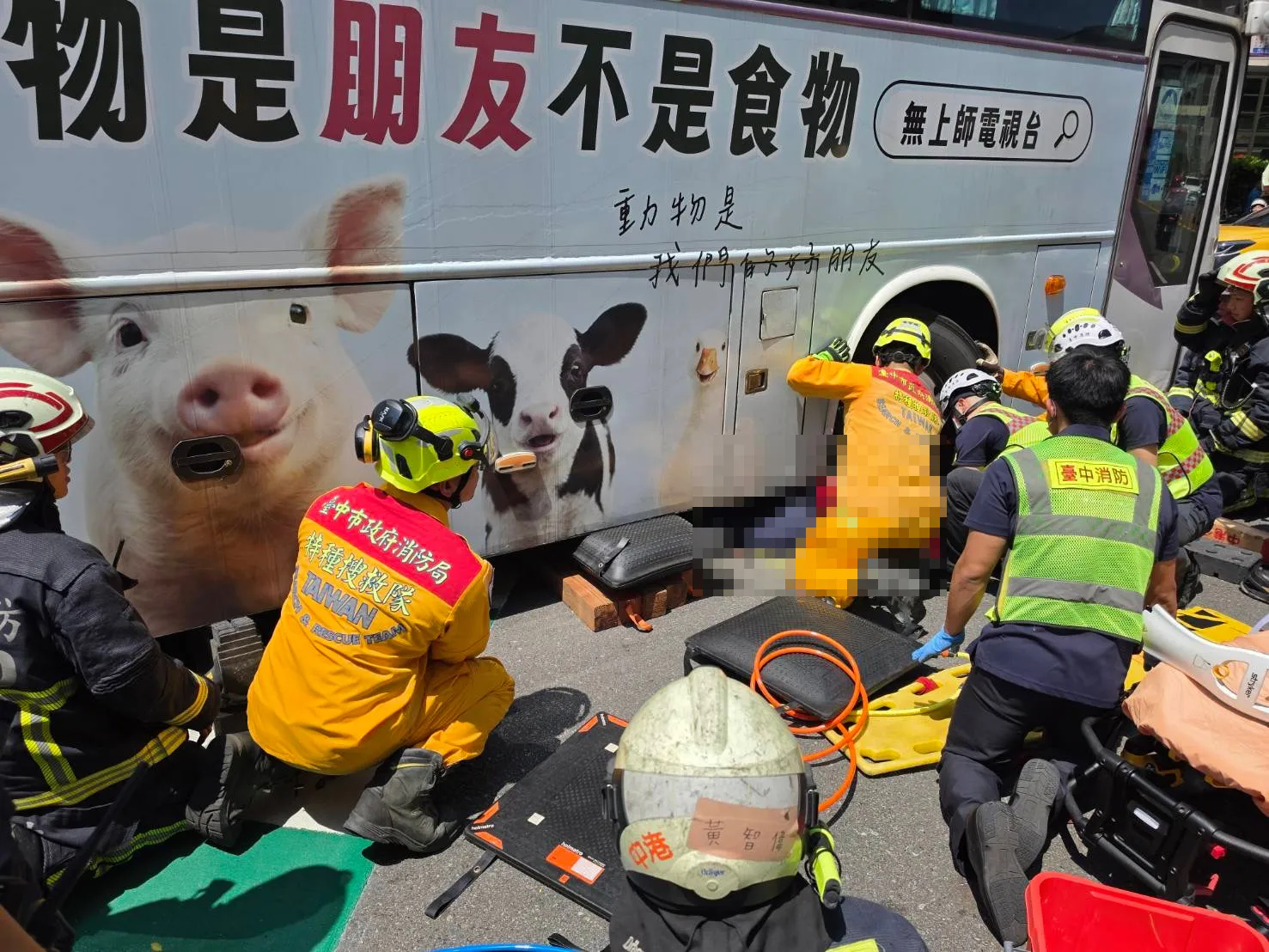 台中重大車禍！國光客運轉彎「新加坡女遊客」卡車底命危　司機：有確認沒人才開