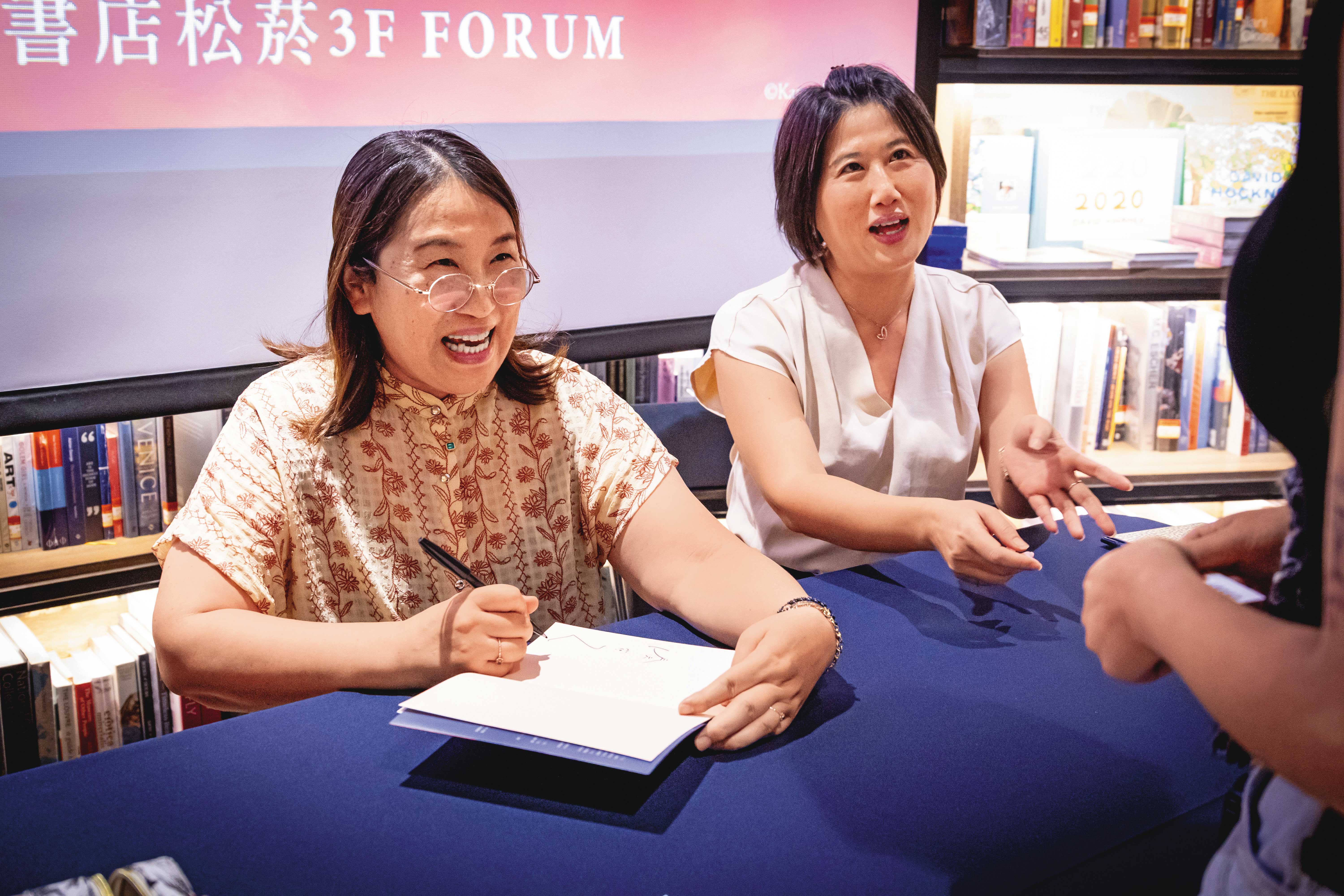 湊佳苗(左)稱《曉星》是她寫過29部作品中最喜歡的作品,日前專程來台舉行簽書會。
