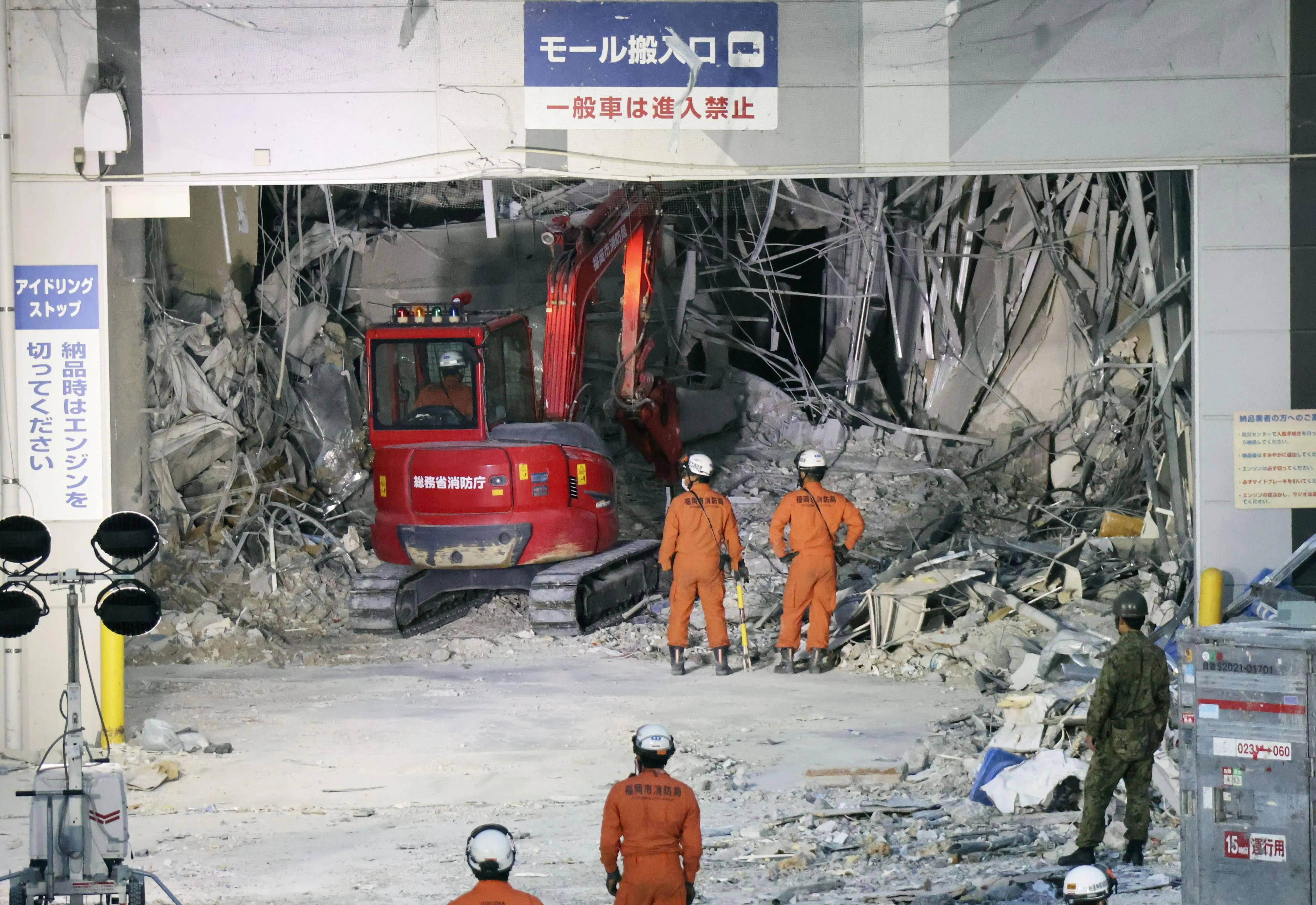 熊本強震增至35死！　9千災民「抗酷暑避難」1／永旺商場強震後爆炸瞬間　建築外牆高速噴飛畫面曝