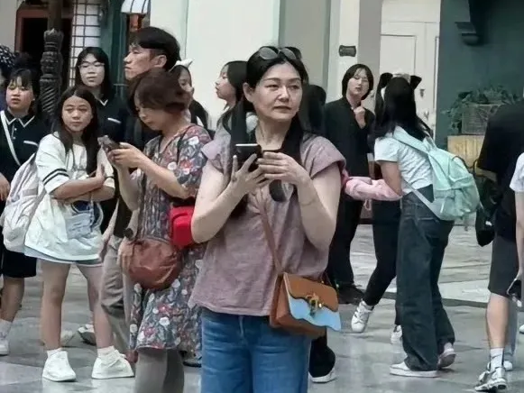 大S帶兒女到韓國旅遊在遊樂場被粉絲捕捉到。(翻攝自微博)