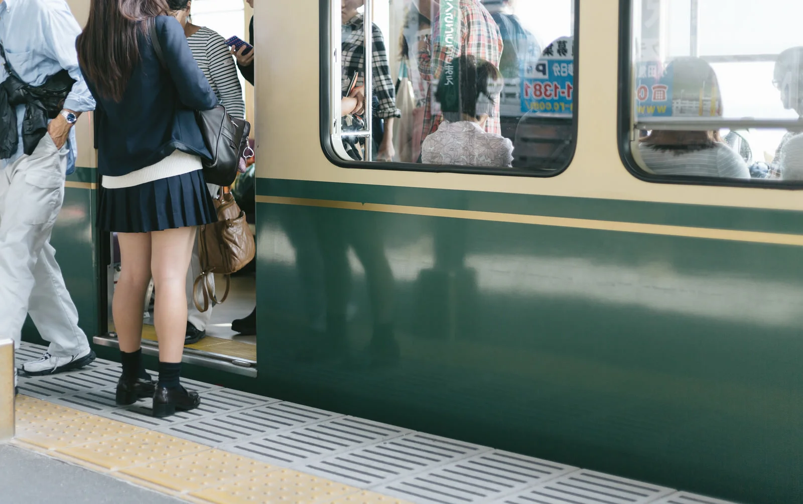 日60歲老翁電車內磨蹭女乘客「下體還噴汁」　被捕自爆：每月犯案1、2次