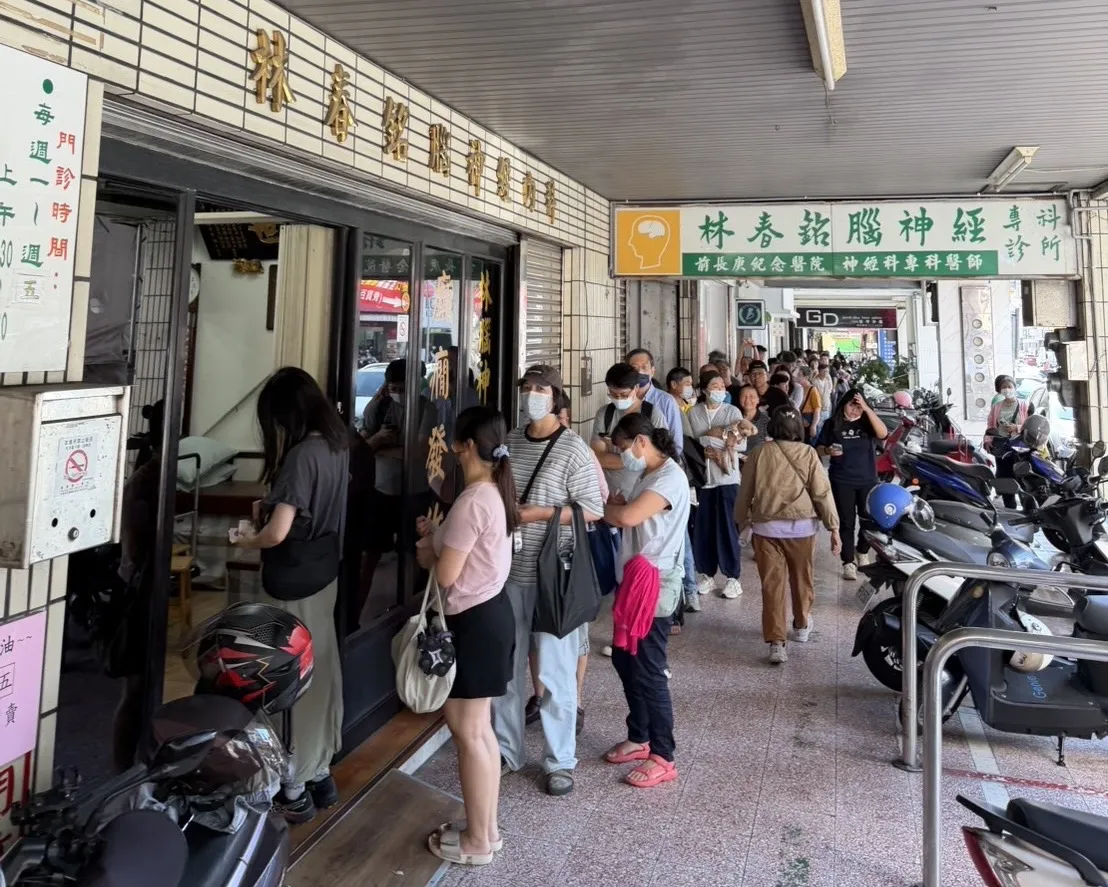 獨家／林逸欣返台南親監工拆43年父親診所招牌　
不捨嘆：從小在那裡長大
