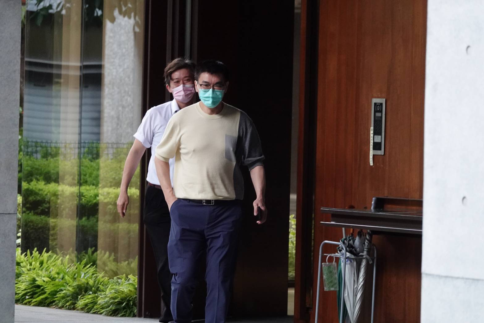 趙建銘今日上午約10點來到台南市五妃街的趙建銘兆福脊椎骨科診所,