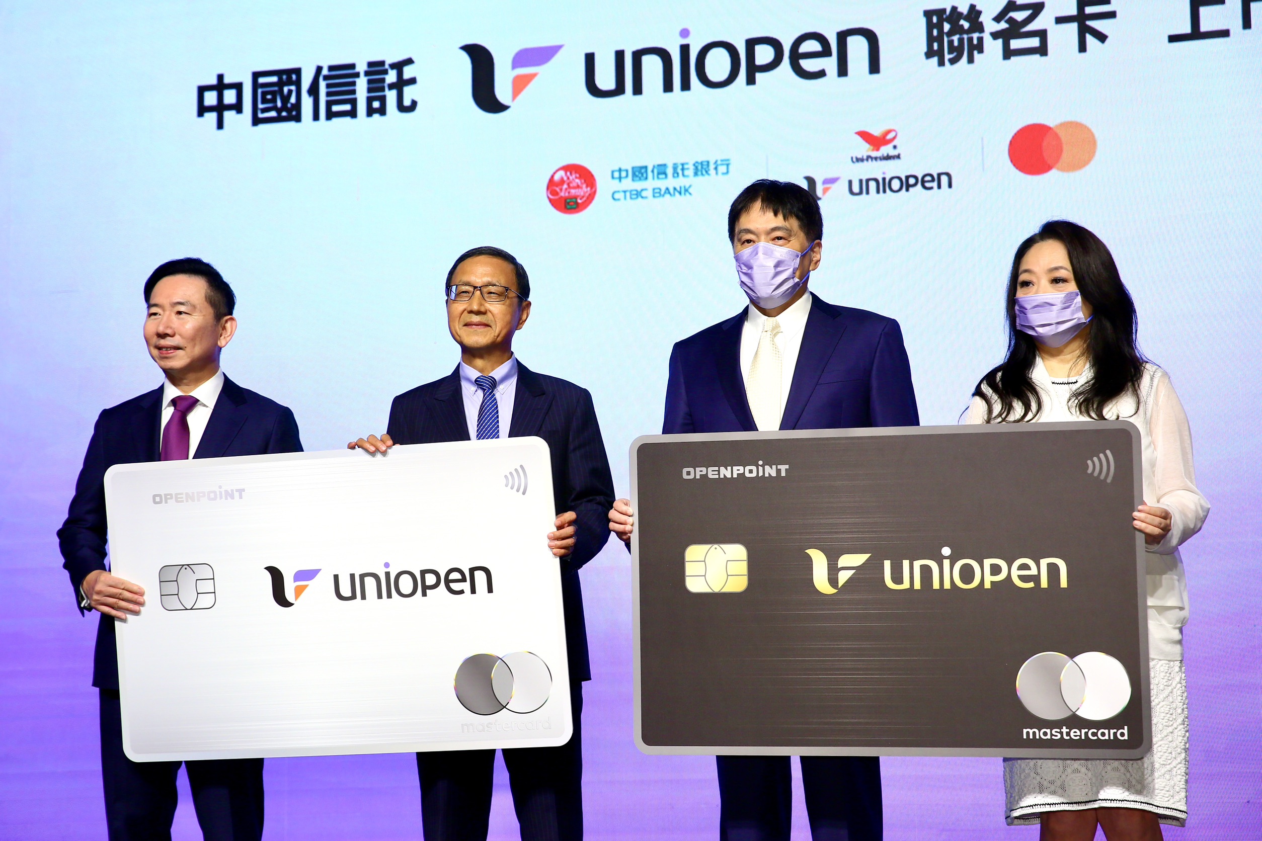 兩個產業霸主攜手。統一企業集團董事長羅智先與國內發卡量第一的中信銀董事長陳佳文,共同宣布聯袂發行「中國信託uniopen聯名卡」。