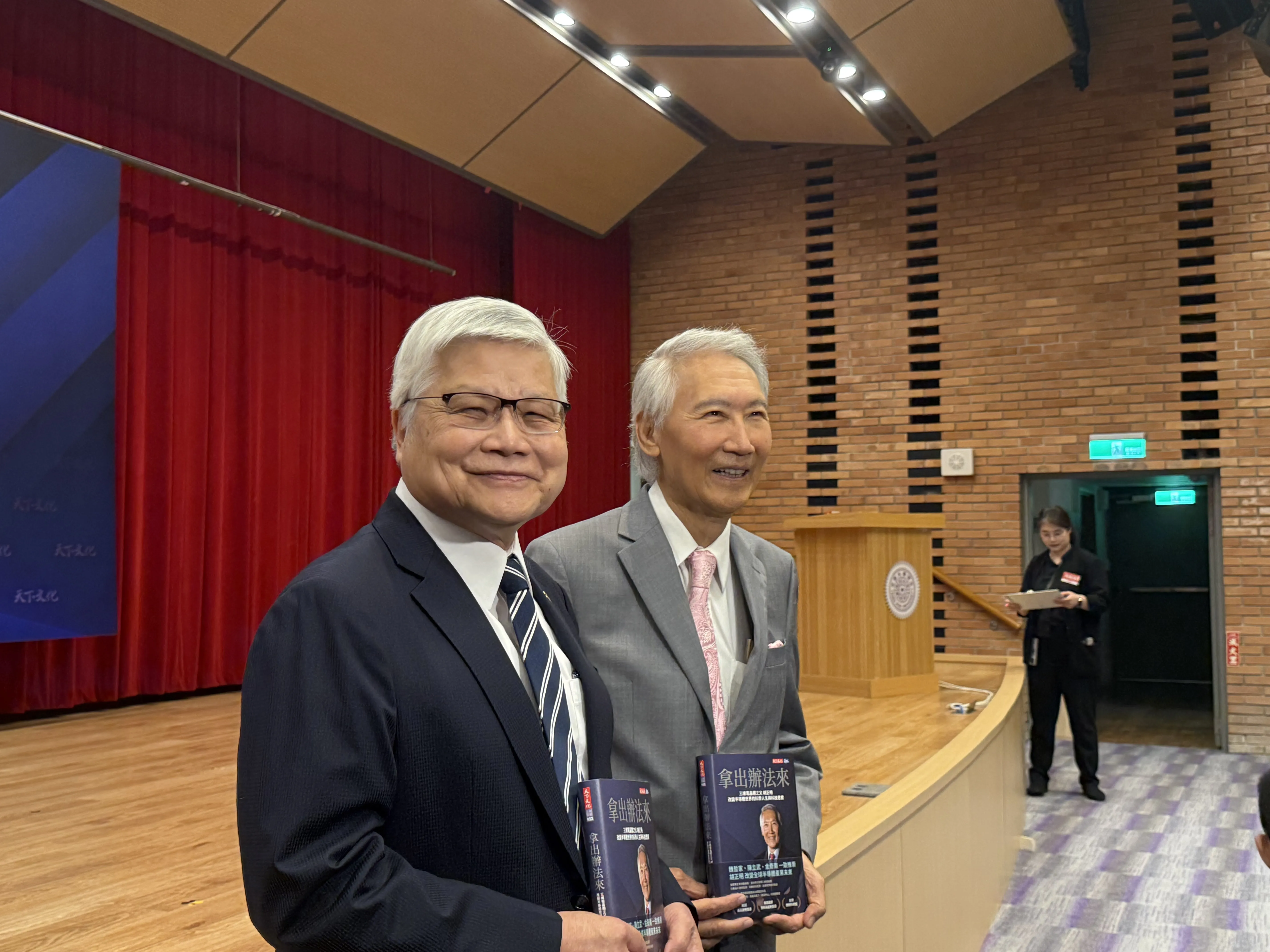 胡正明新書會　台積電董座魏哲家站台力挺胡正明新書　笑談看到書名嚇一跳