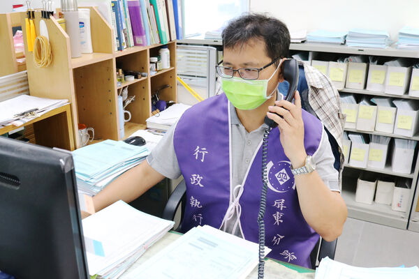 屏東一名男子積欠罰鍰,駕照又遭註銷,在承辦本案的屏東分署書記官協助下,男子可以分期繳納欠款,也能重新考照。(屏東分署提供)