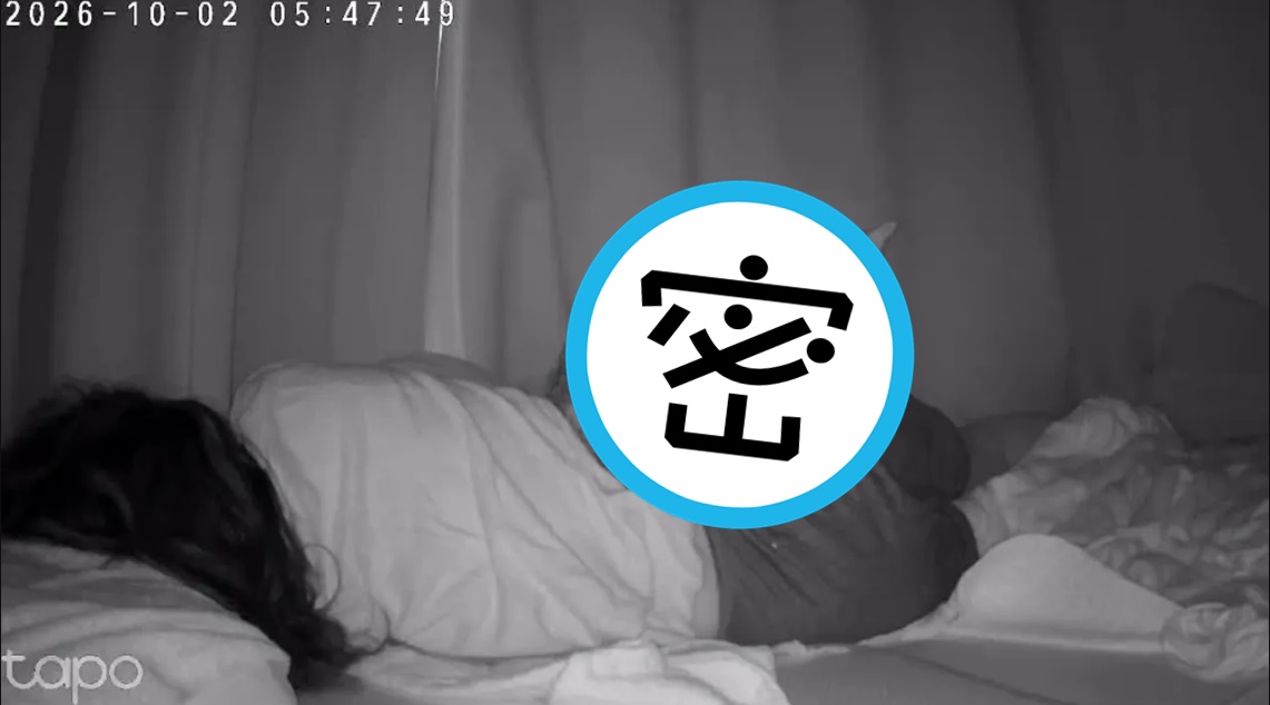 日本1名網友多年來有腰痛問題,直到看到監視器後才得知真相。(翻攝自@takako_uno Threads)