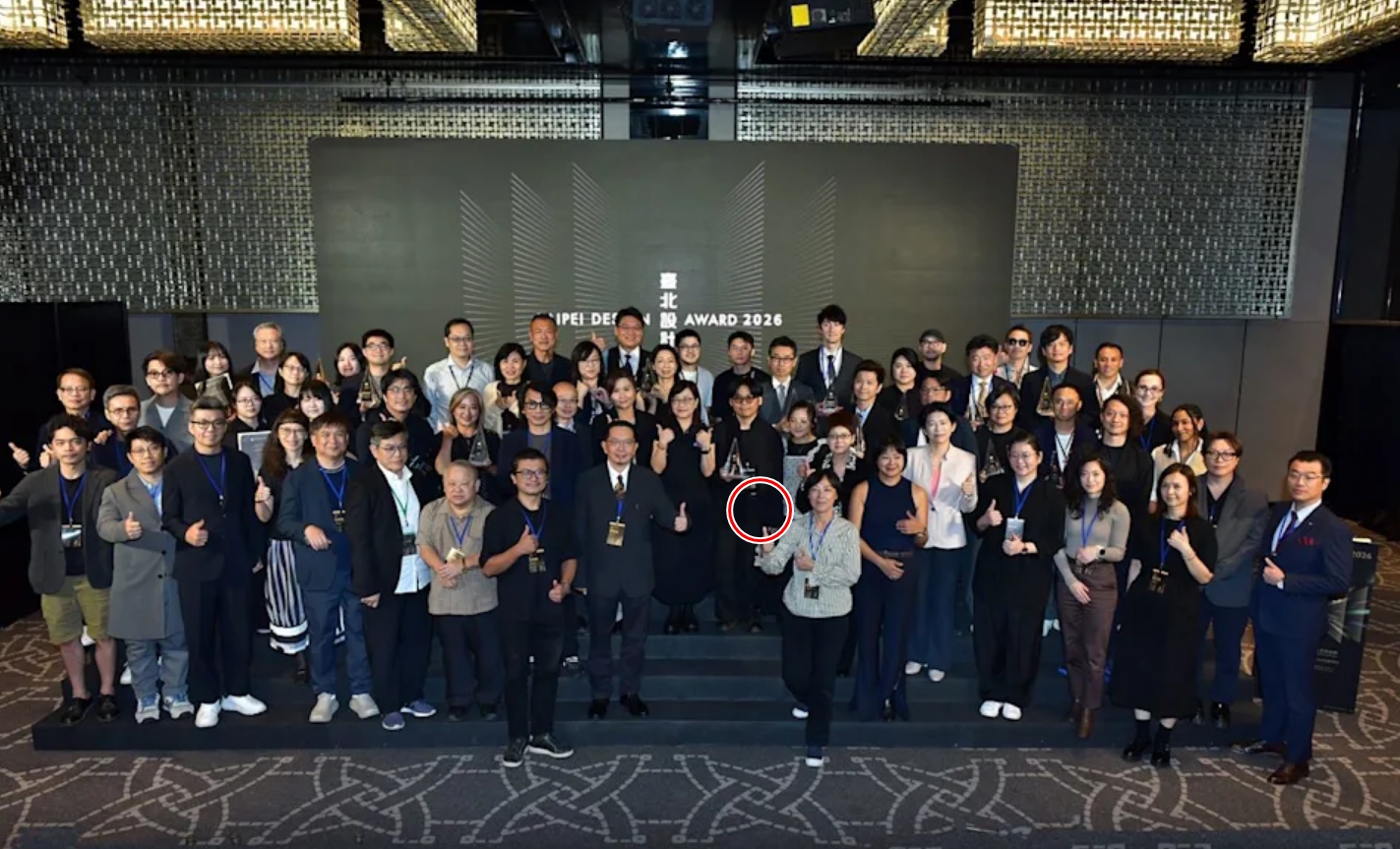 台北設計獎頒獎典禮接連爆出爭議,釋出的新聞稿圖片中,竟擅自把得獎人賴謙忱身上佩戴的洋流漂帶P掉。(翻攝自台北市產業發展局)