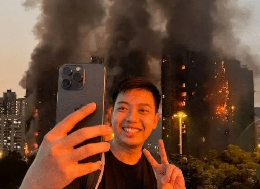 陸籍YTR「Kenny」陳姓男子「燦笑比YA」合照香港大火,3日遭港警拘捕。(翻攝自threads)