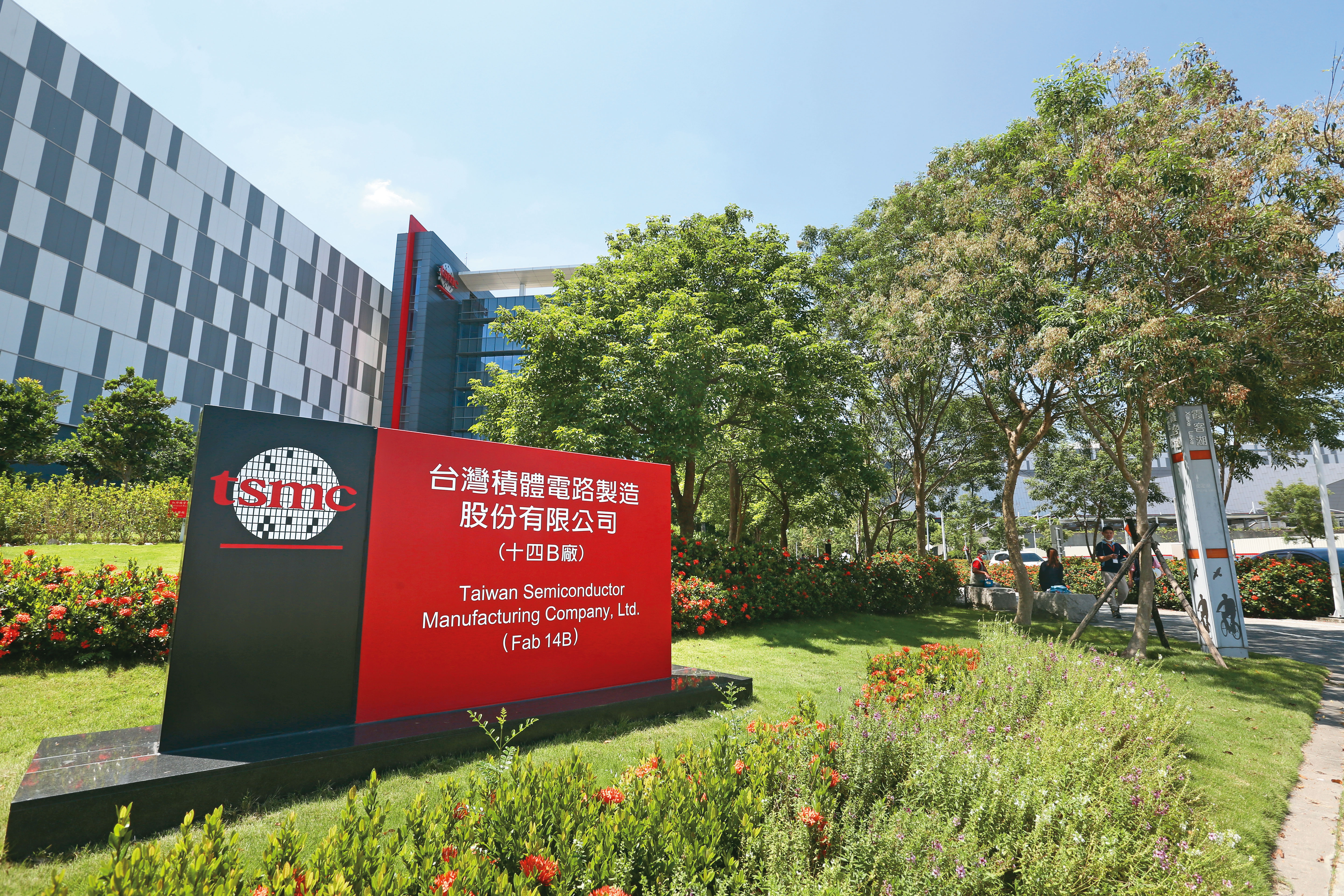台積電10/22收在2,385元,莊文宗以技術面判斷,站上2,420元為止穩訊號。