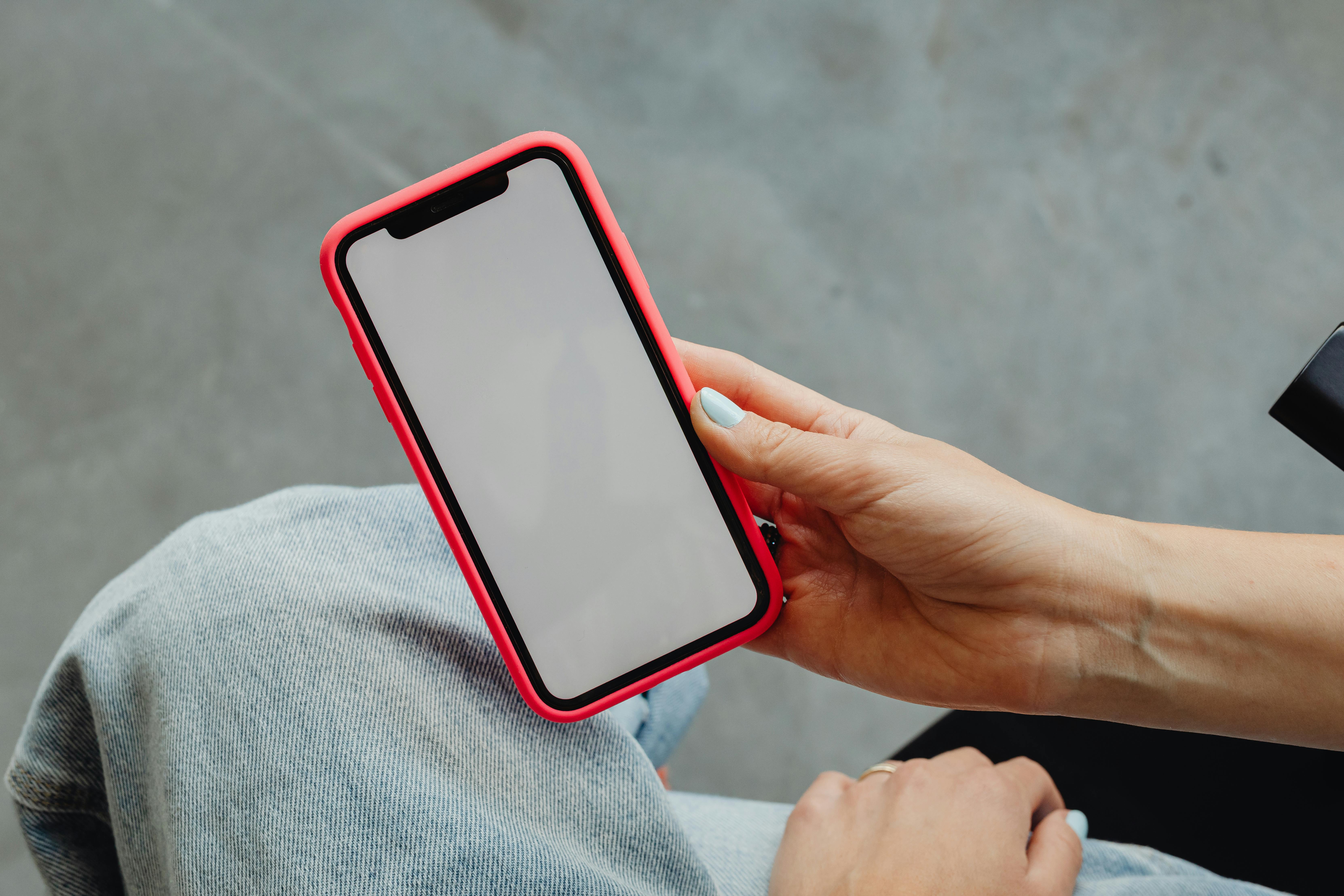 一名女網友昨日分享iPhone隱藏功能,只要在文字「自動填寫」功能,點選「掃描文字」,開啟鏡頭,就能將圖片中的內容直接轉成文字,實用功能引發網友熱議,圖為示意圖。(翻攝自Pexels圖庫)