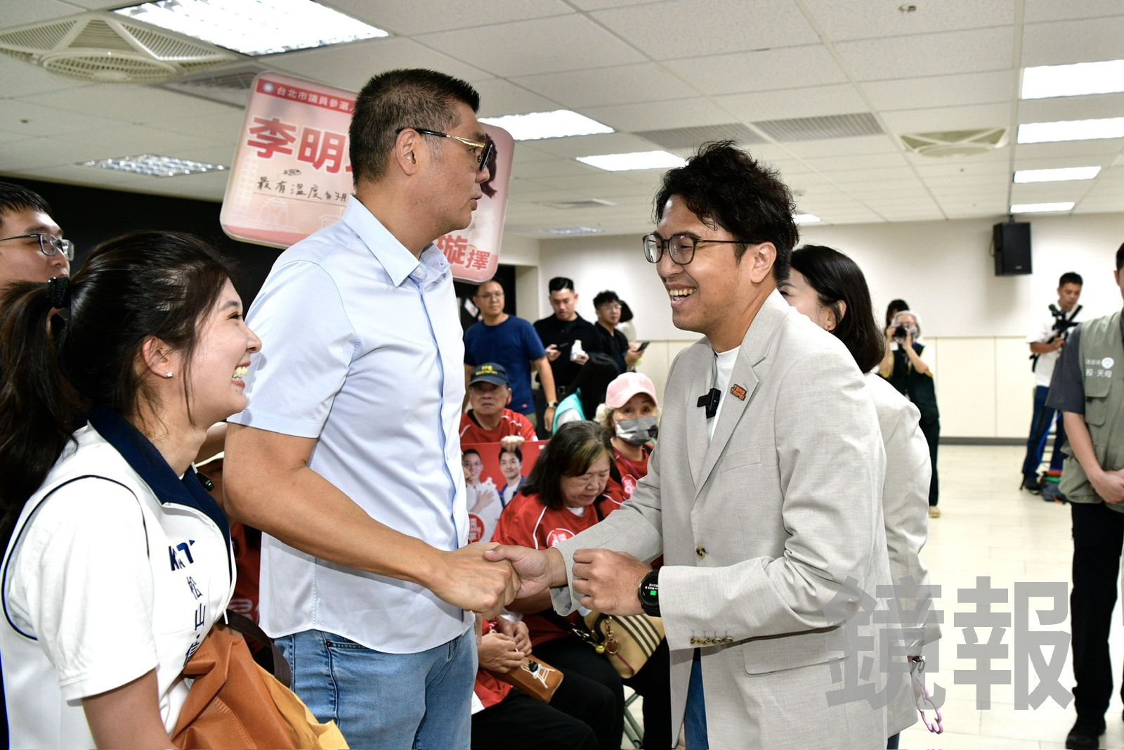 民進黨台北市長參選人沈伯洋(右)主動與連勝文(中)握手致意。(鏡報)