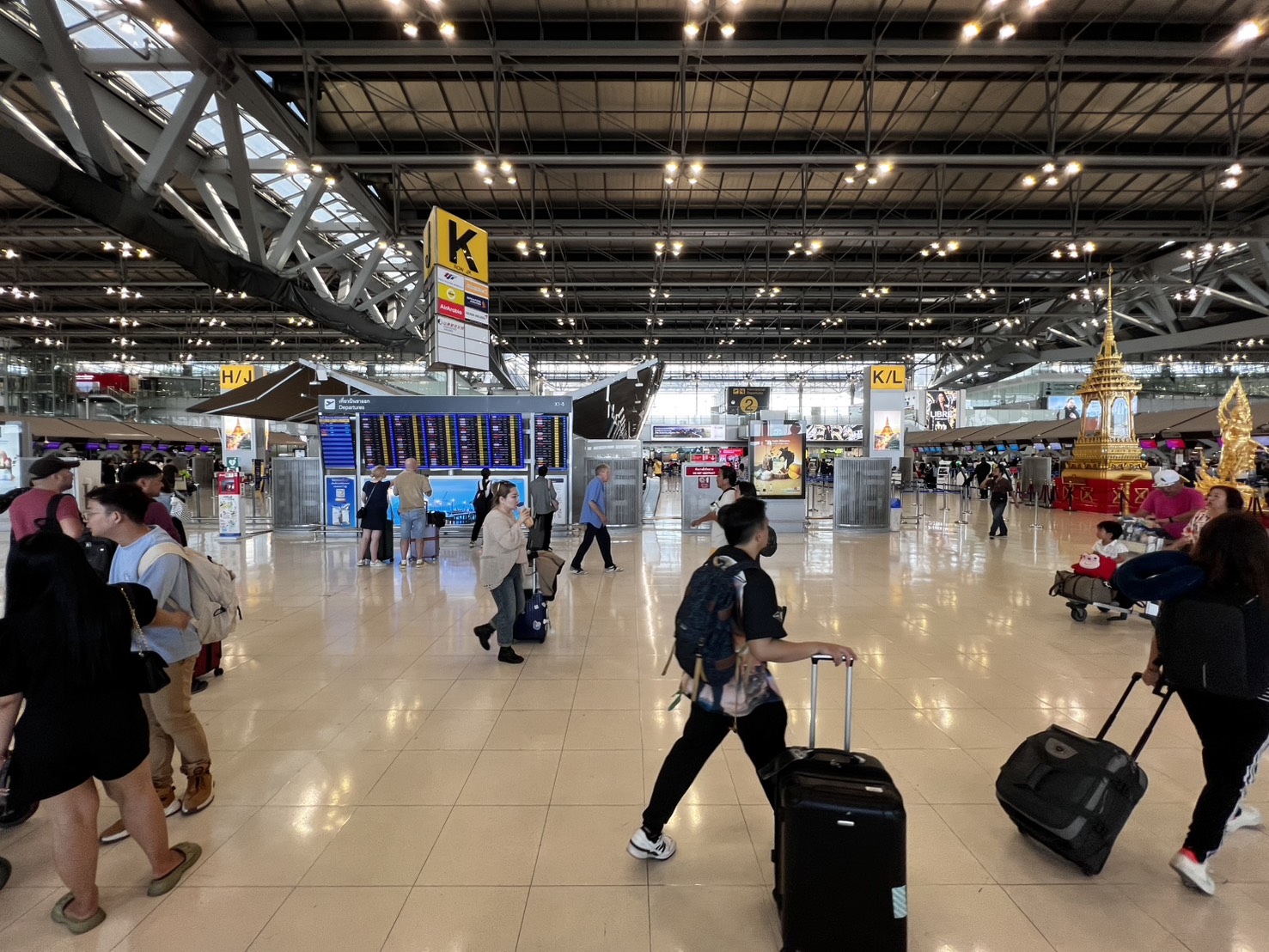10月16日起,泰國機場安檢人員若透過X光發現託運行李有可疑物品,可於「旅客不在場」的情況下開箱檢查,全程皆會錄影並放置通知書。(示意圖,本刊資料照)