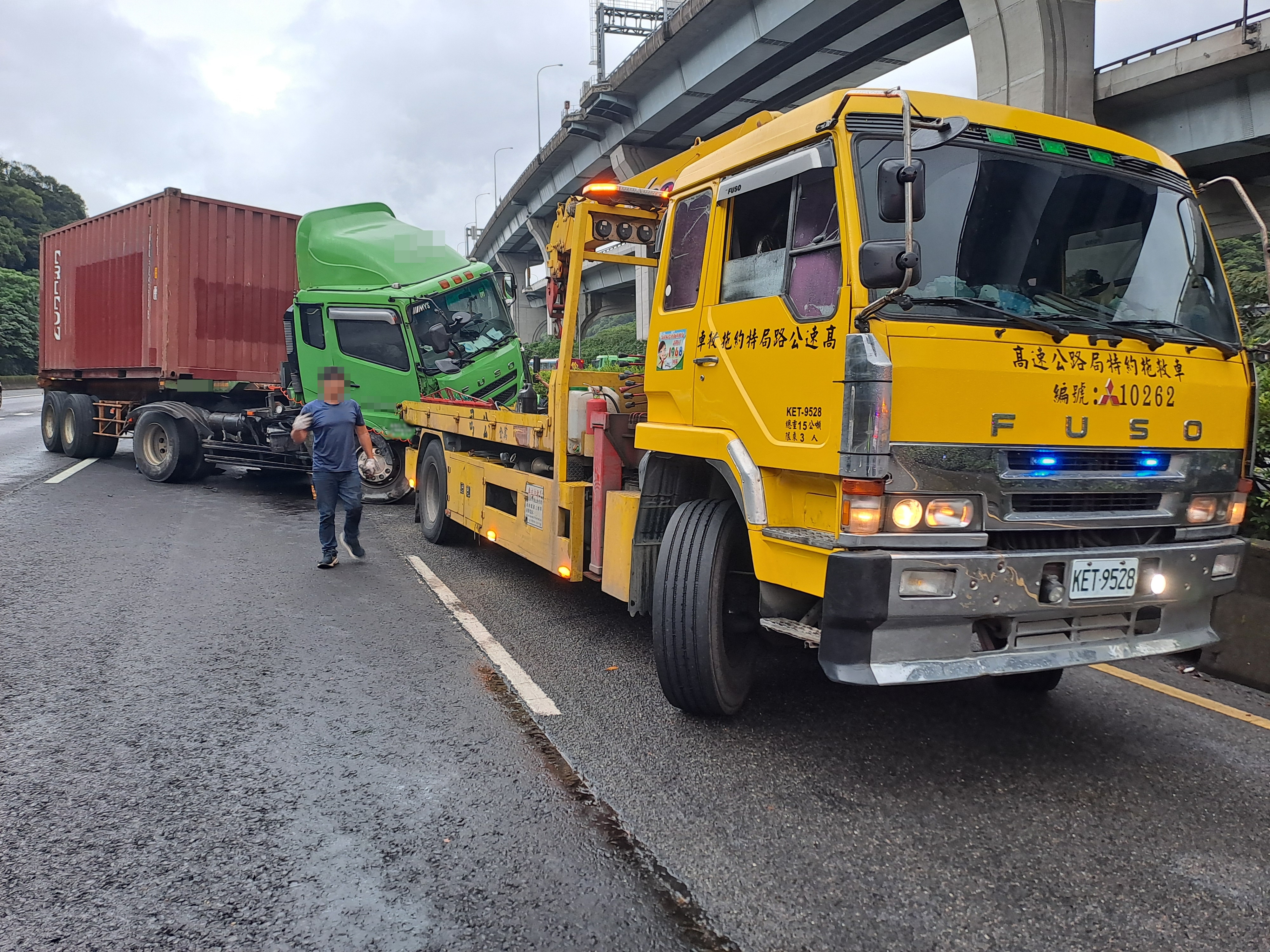 國道一號北向泰山路段今午發生轎車追撞貨櫃車事故。翻攝畫面
