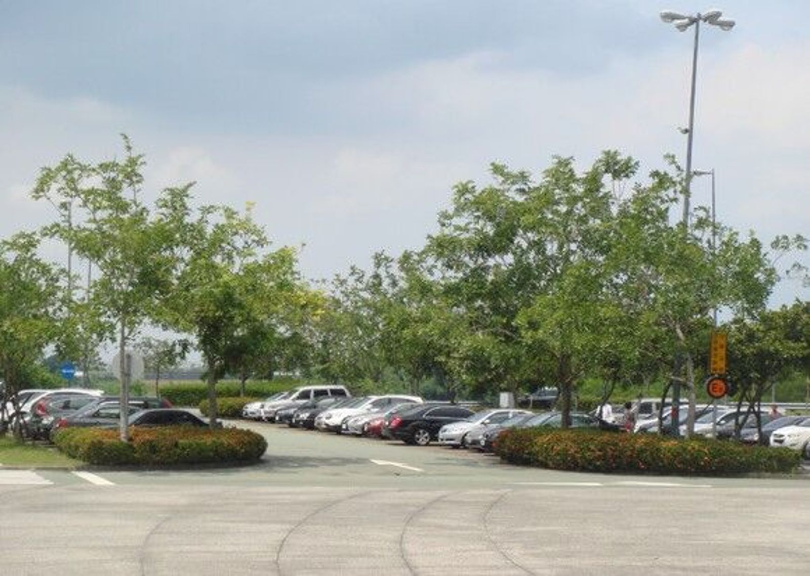 一名駕駛透露因在國道服務站停車睡覺超過4小時,被開罰1200元。(示意圖,翻攝畫面)