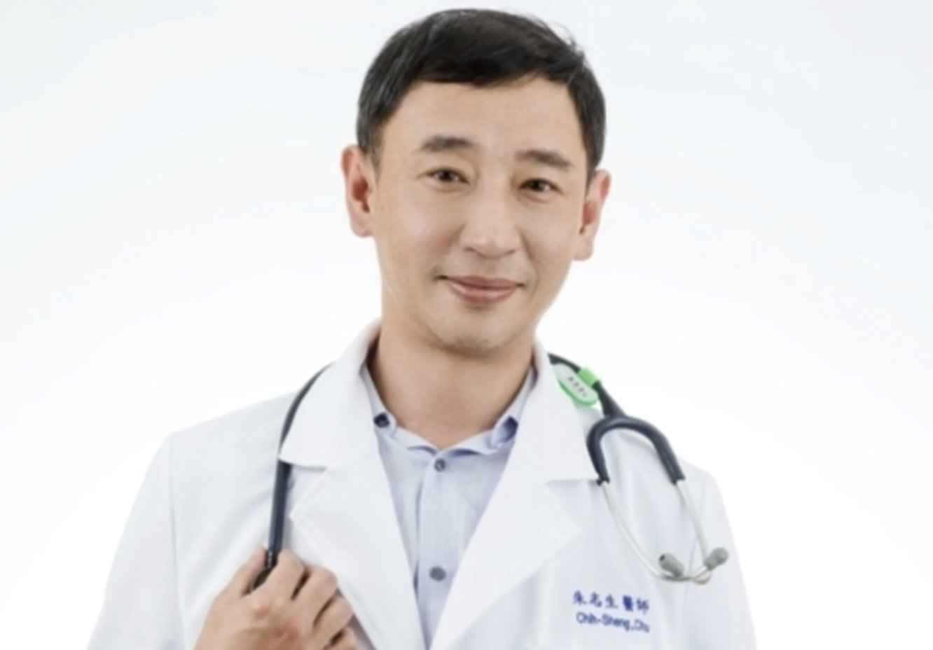 倒地27分鐘無人理！心臟仁醫朱志生閃貓自摔喪命　同窗痛揭「路過騎士視若無睹」
