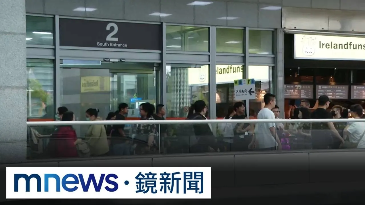 不畏白海豚風雨！　民眾清晨「冒雨撐傘」卡位排文博會入場
