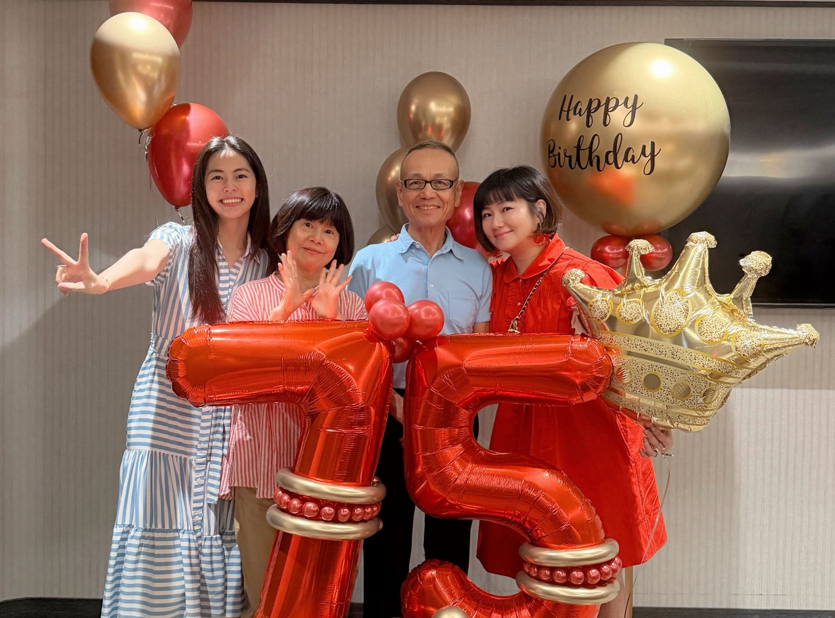 任容萱昨(4日)在社群平台曬出替任爸75歲生日慶生的溫暖畫面。臉書