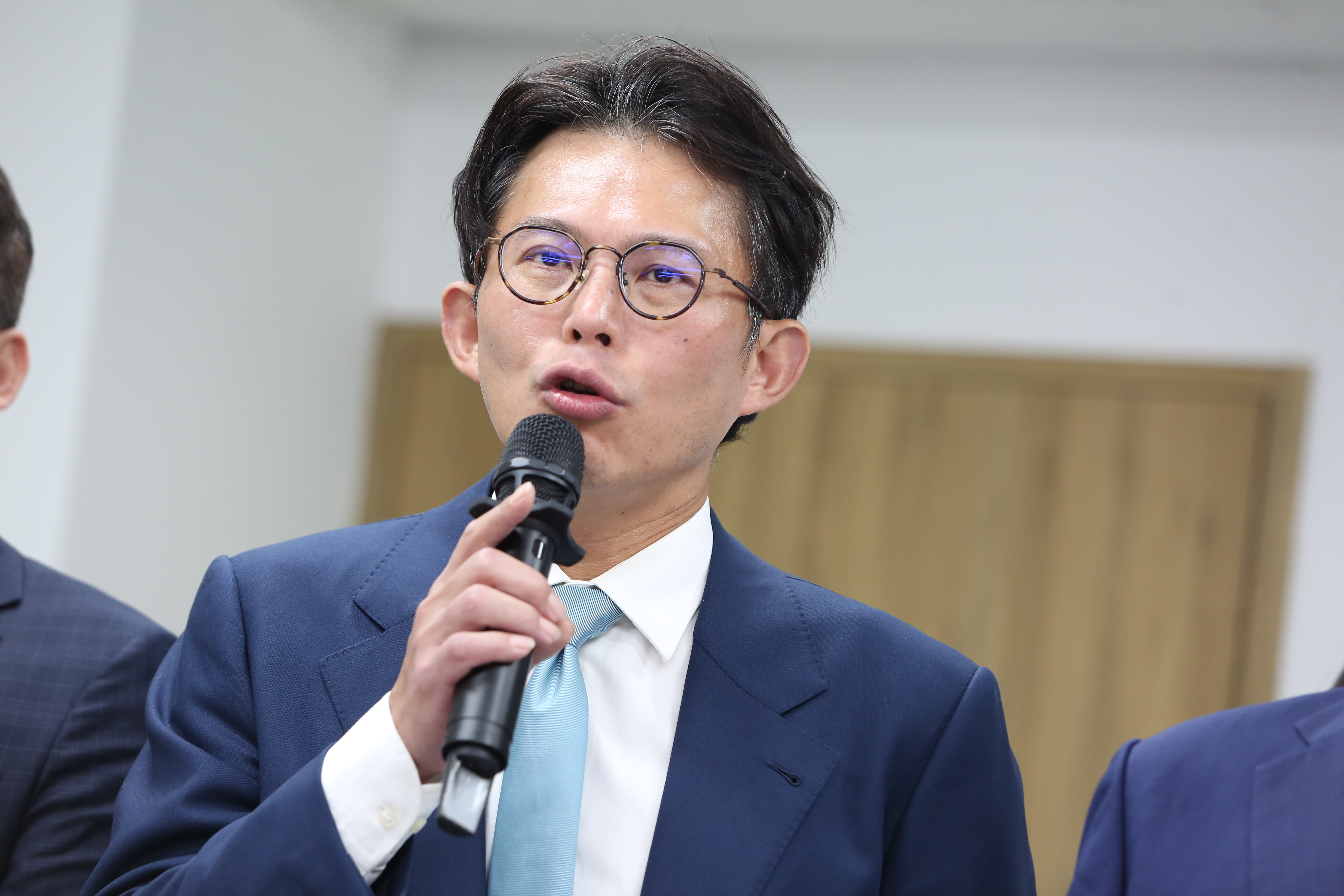 黃國昌表示尊重楊寶楨,但酸她參選「是用嘴巴在選」。(鏡報姜永年)